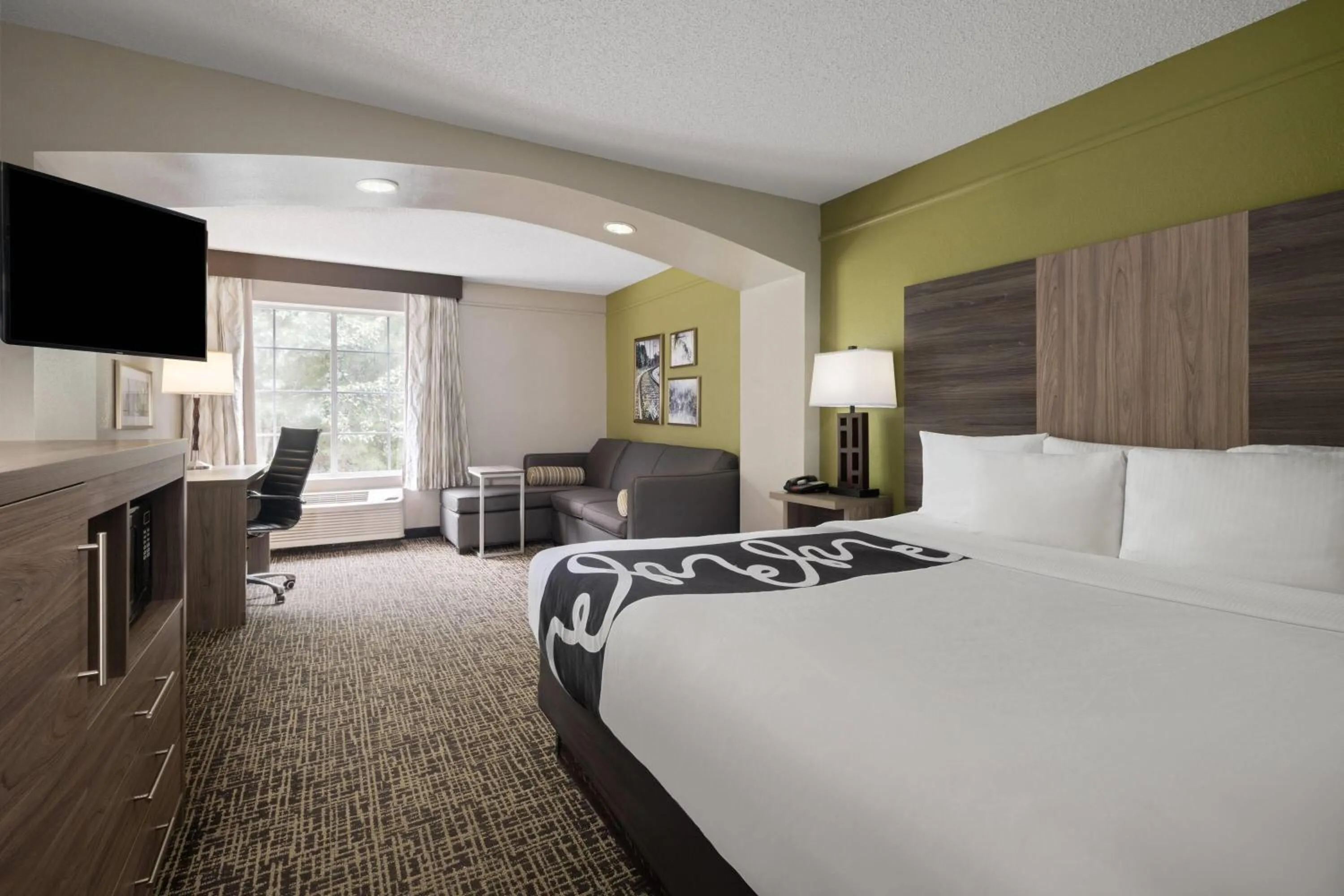 Photo of the whole room, Bed in La Quinta by Wyndham Atlanta Stockbridge