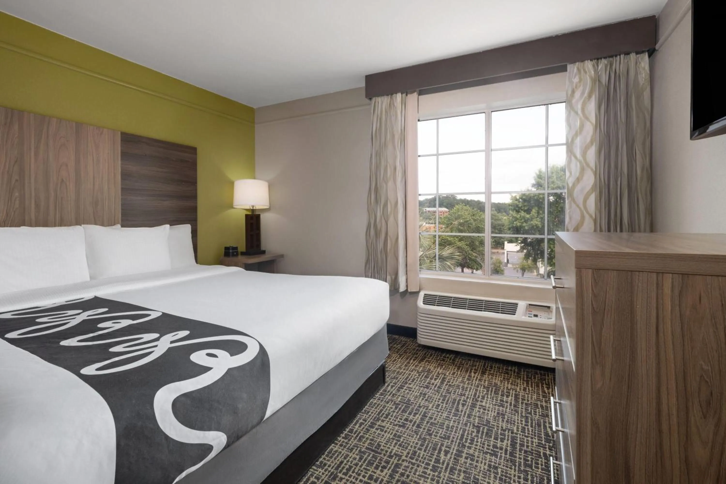 Photo of the whole room, Bed in La Quinta by Wyndham Atlanta Stockbridge