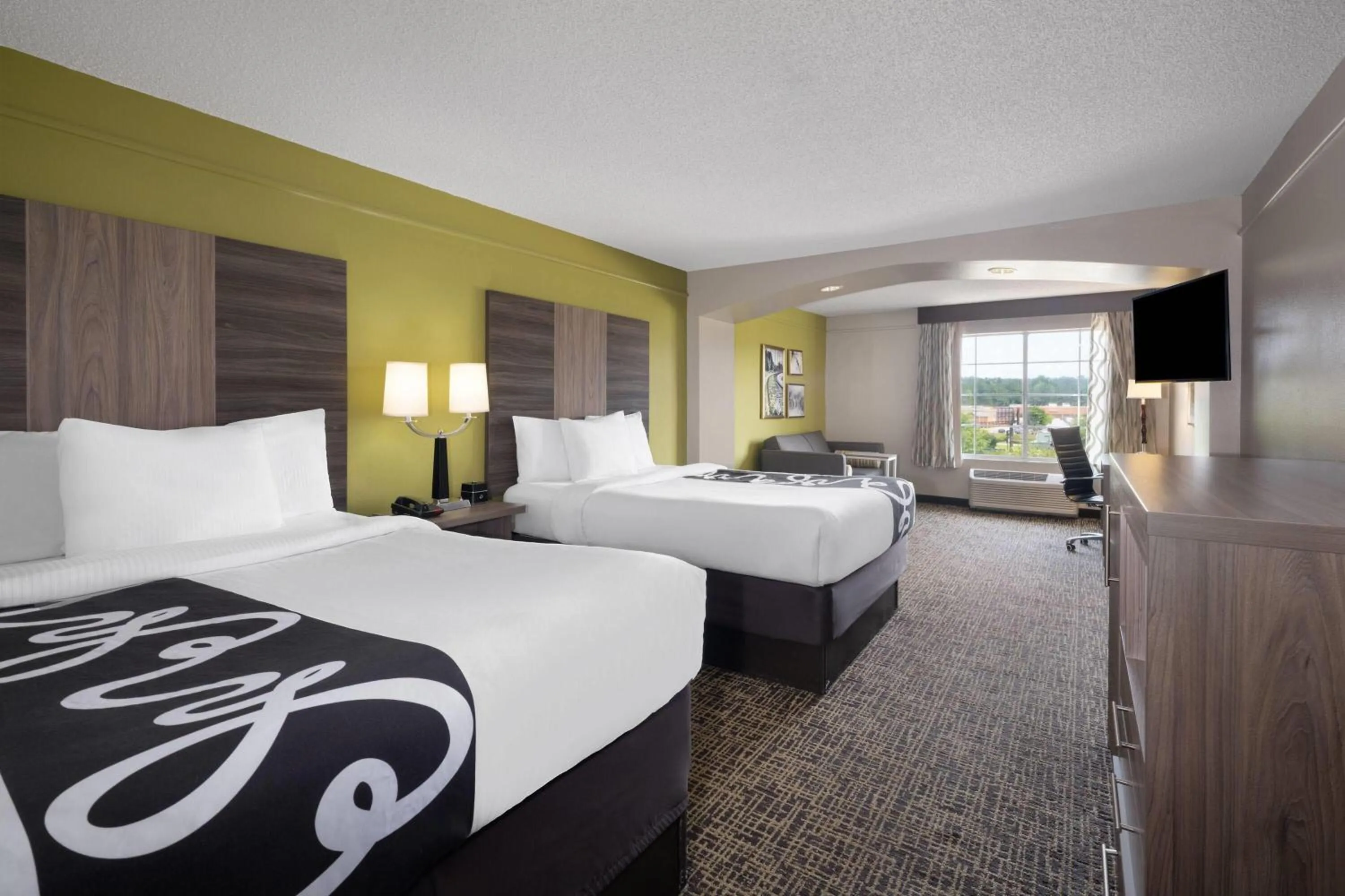 Photo of the whole room, Bed in La Quinta by Wyndham Atlanta Stockbridge