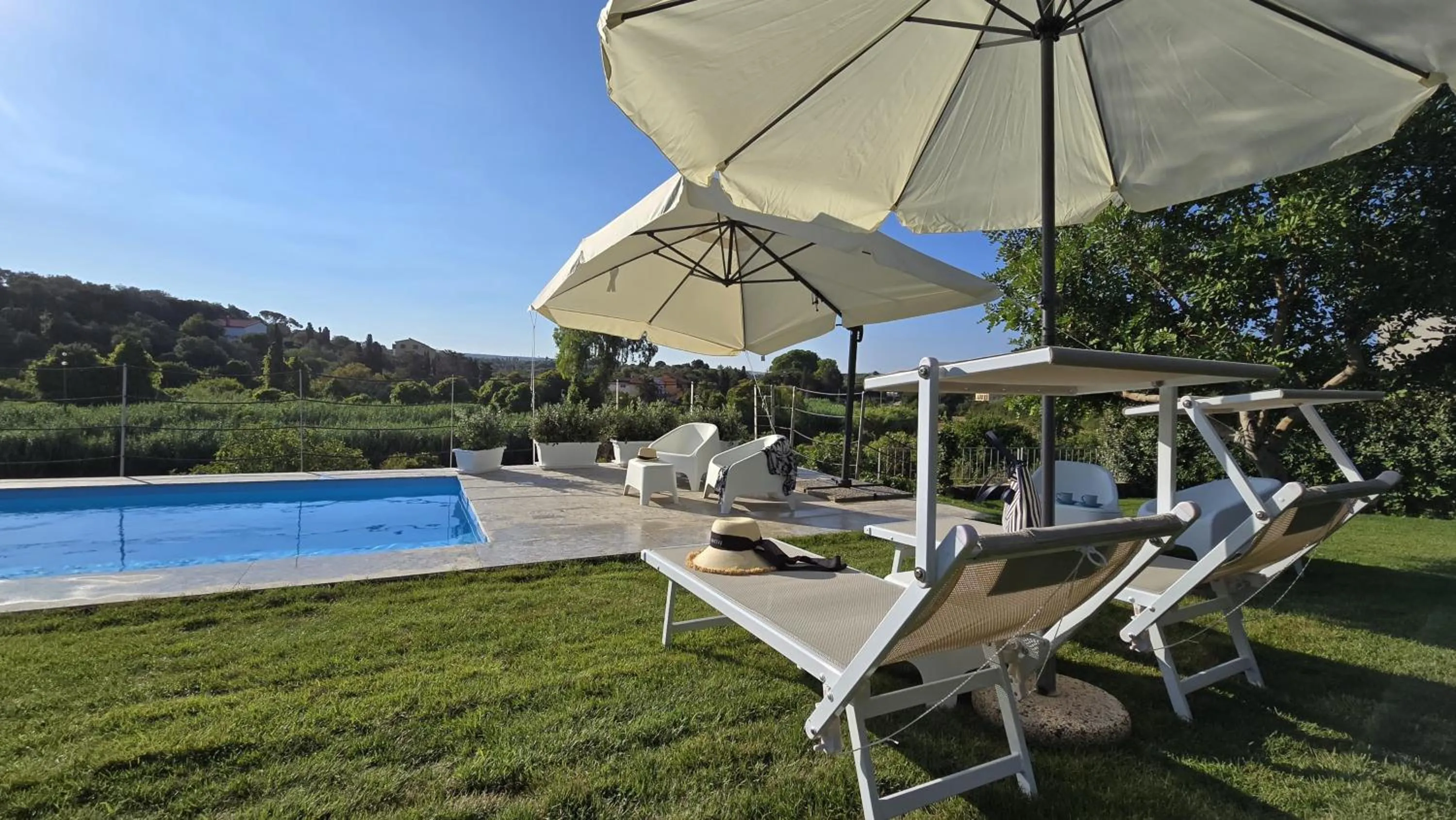 Garden in Villa Malvasio Pool and Jacuzzi Room Sassari