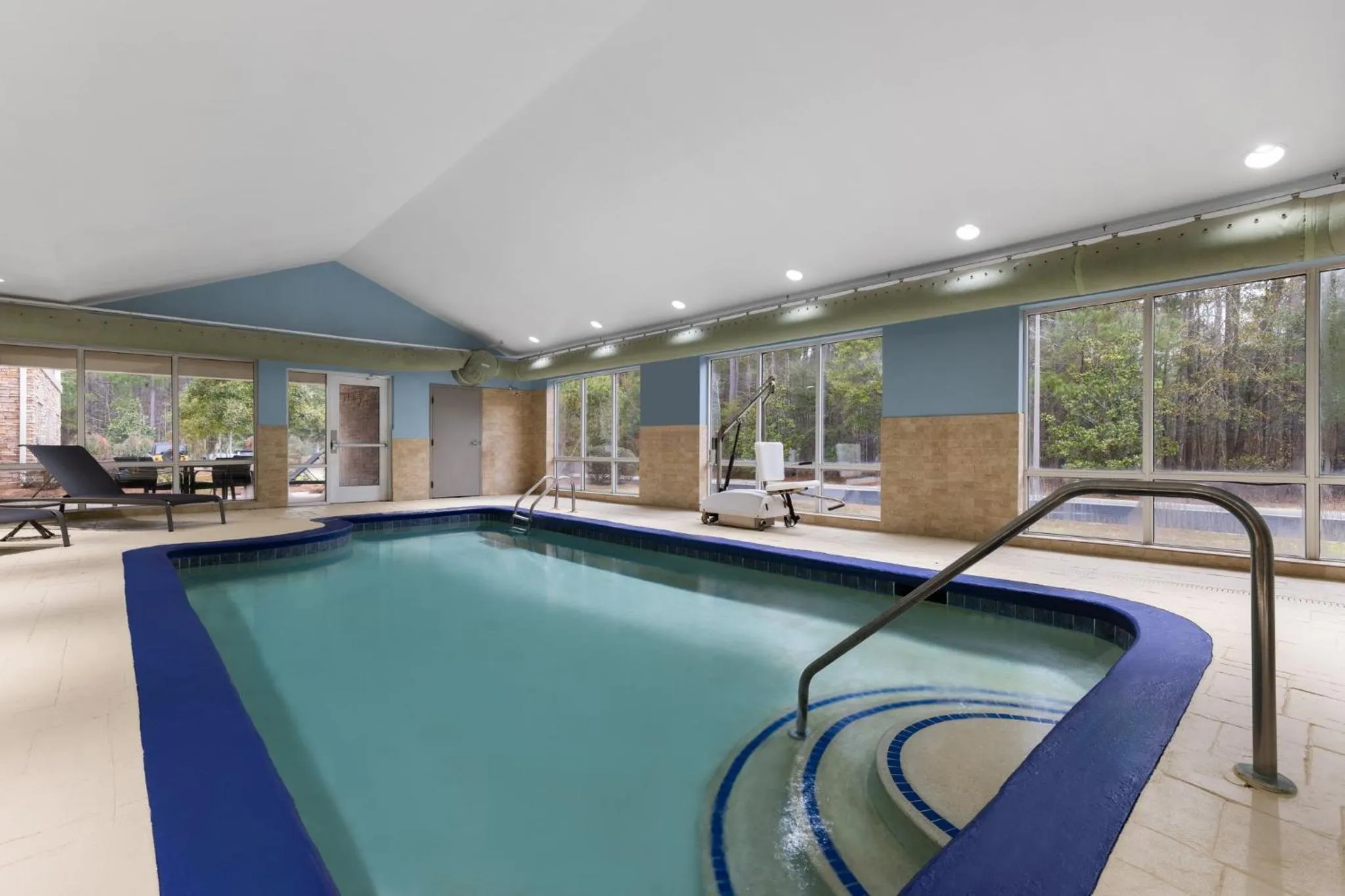 Swimming pool in Holiday Inn Express Savannah Airport by IHG