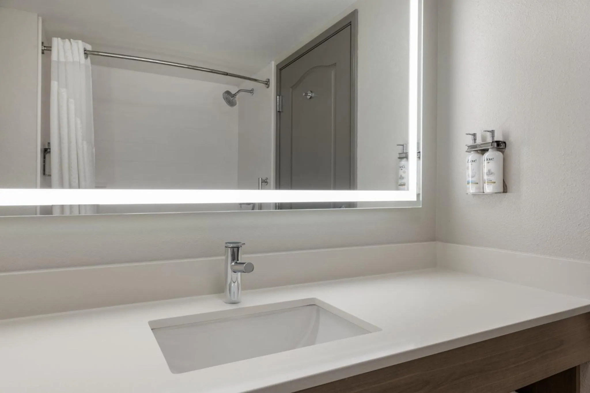 Photo of the whole room in Holiday Inn Express Savannah Airport by IHG