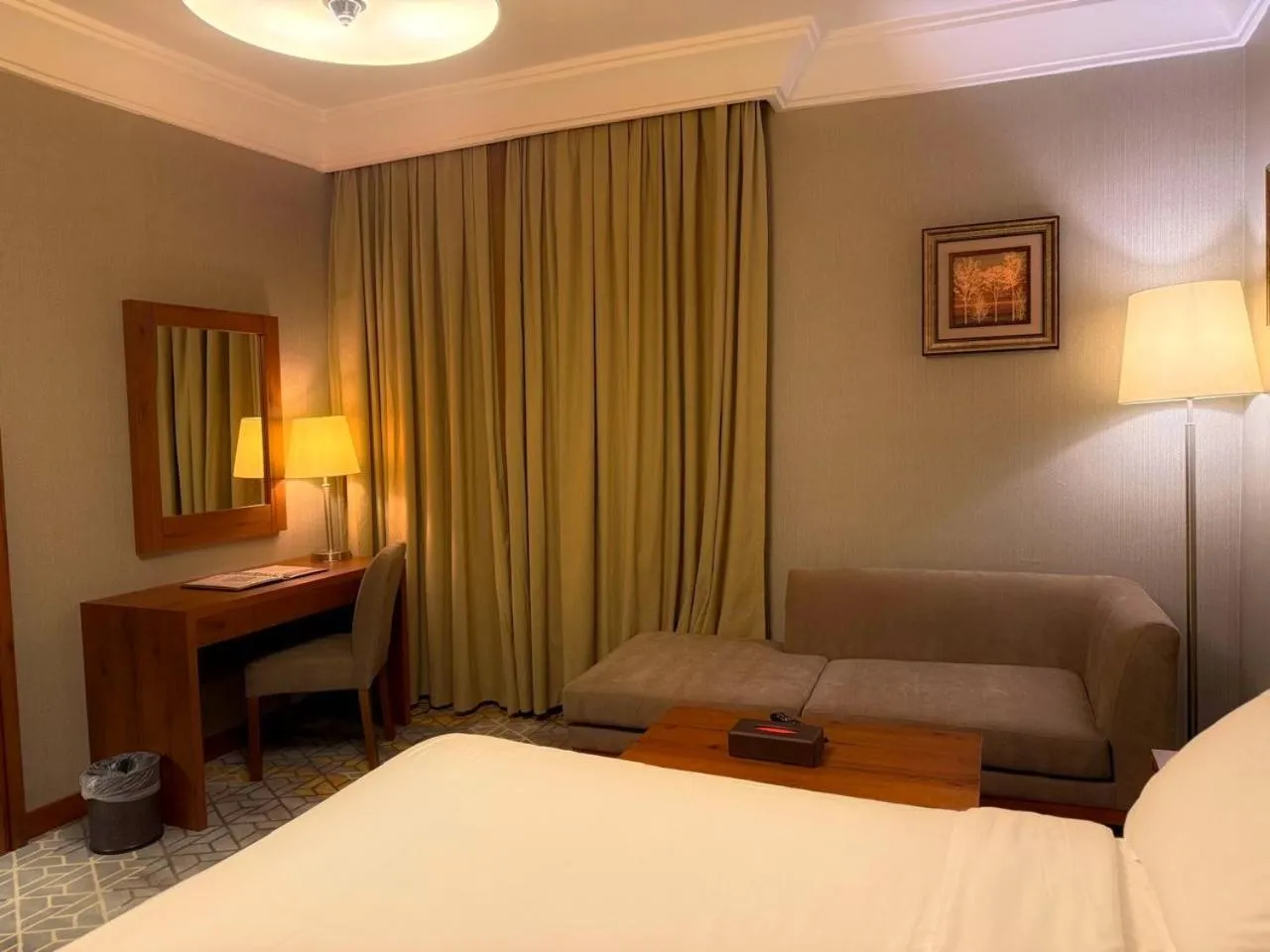 hair dresser, Bed in Crown Town Hotel