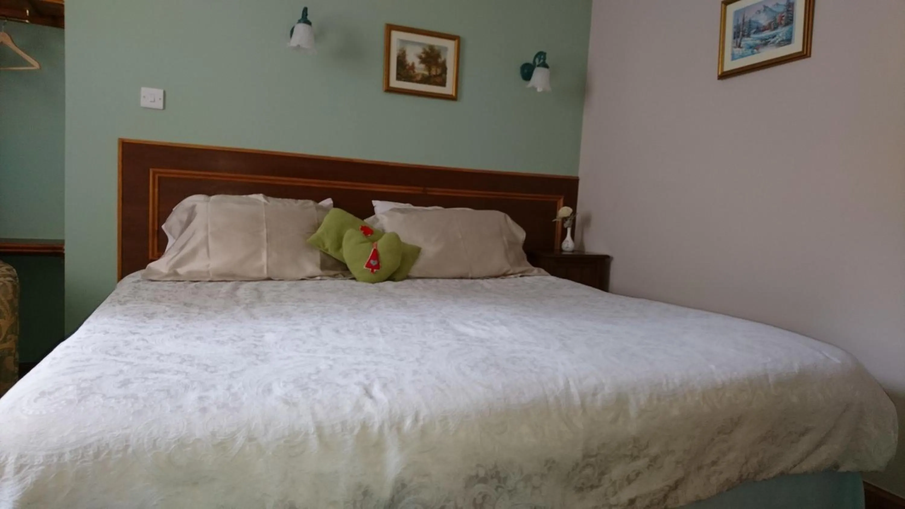 Bedroom, Bed in Sunnyside House