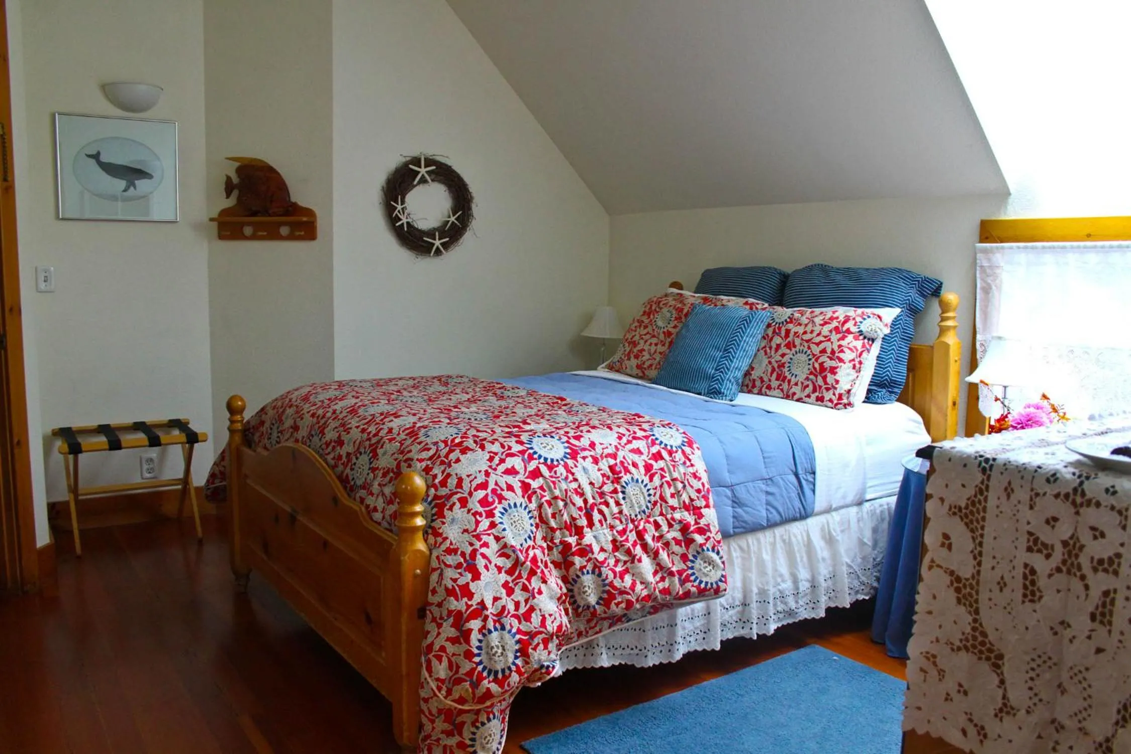 Photo of the whole room, Bed in Lost Whale Inn