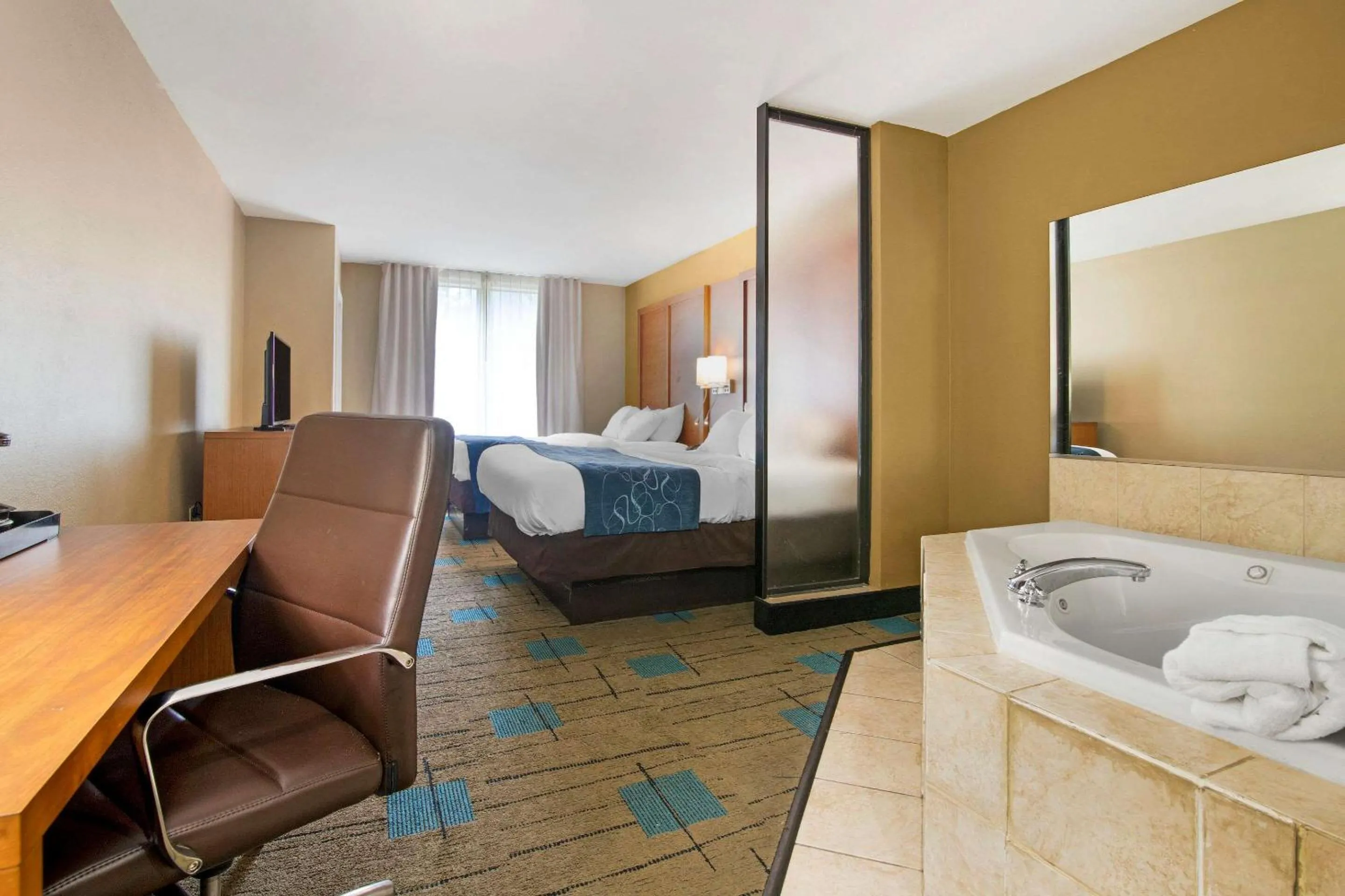 Photo of the whole room, Bed in Comfort Suites near MCAS Beaufort