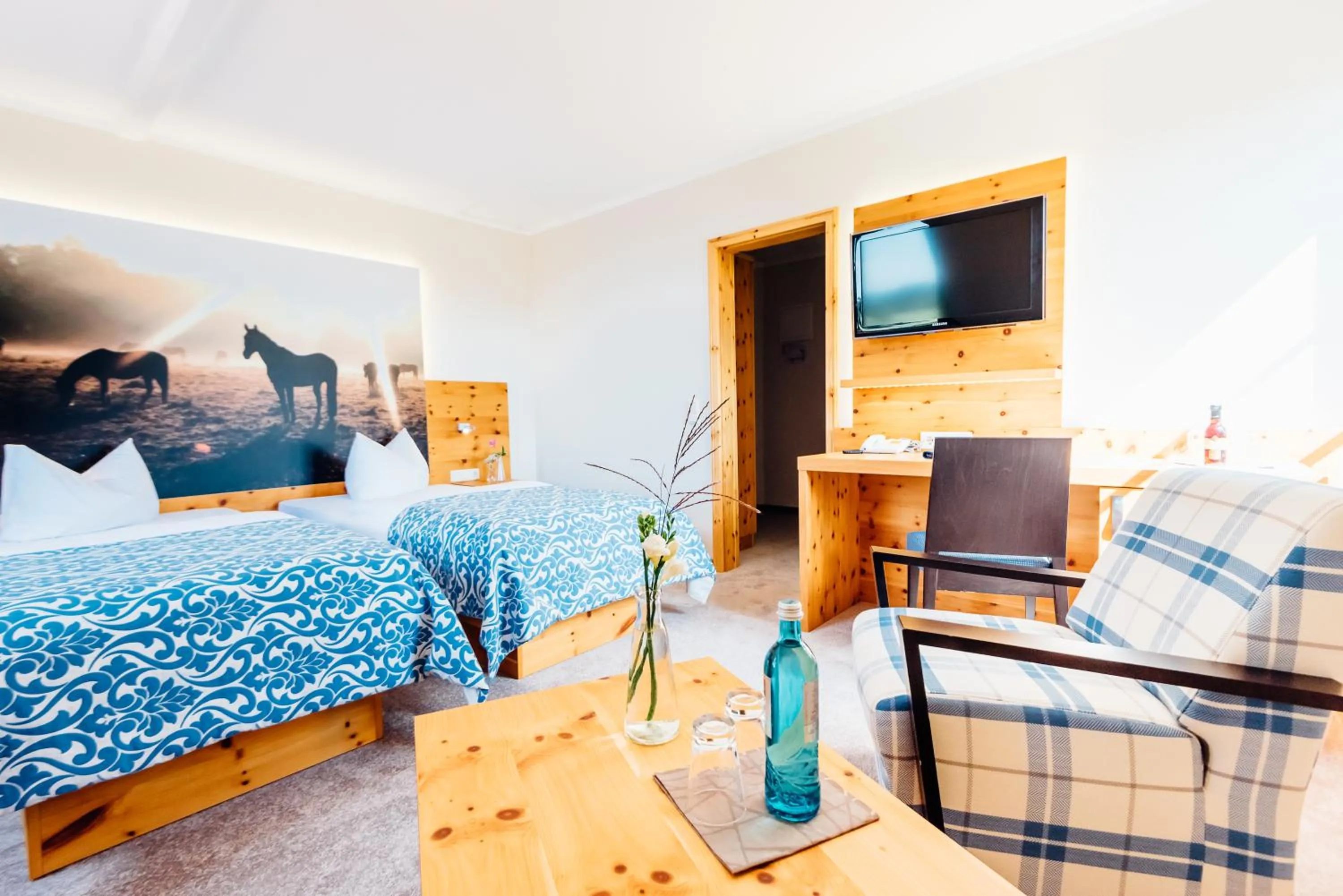 Photo of the whole room, Bed in Erlebnishotel "Zur Schiffsmühle" GmbH