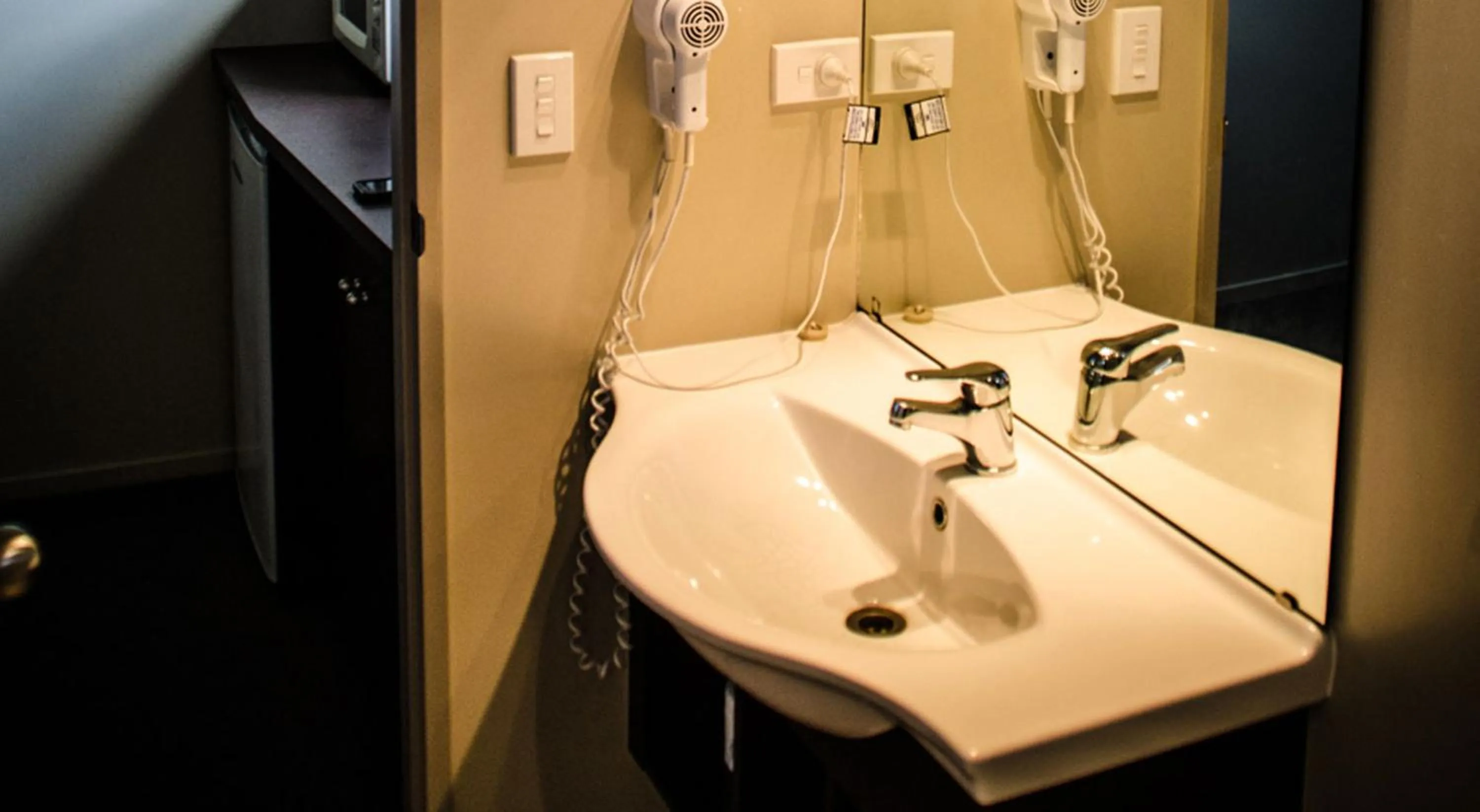 Bathroom in Racecourse Hotel and Motor Lodge