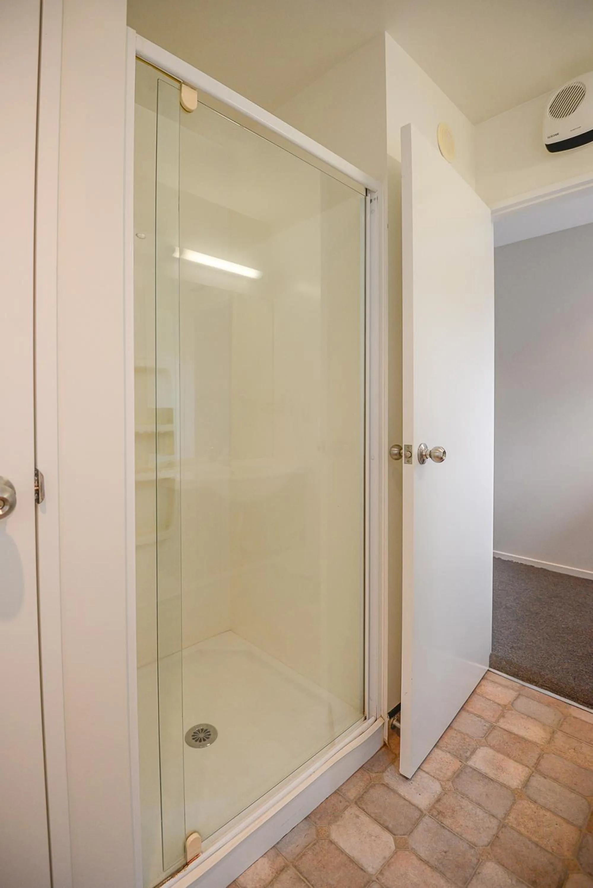 Bathroom in Racecourse Hotel and Motor Lodge