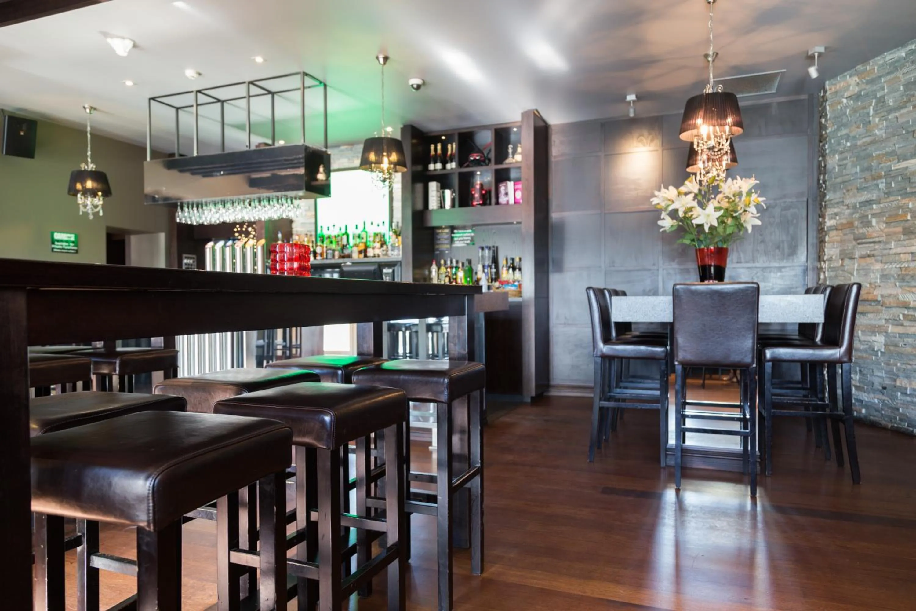 Restaurant/places to eat in Racecourse Hotel and Motor Lodge