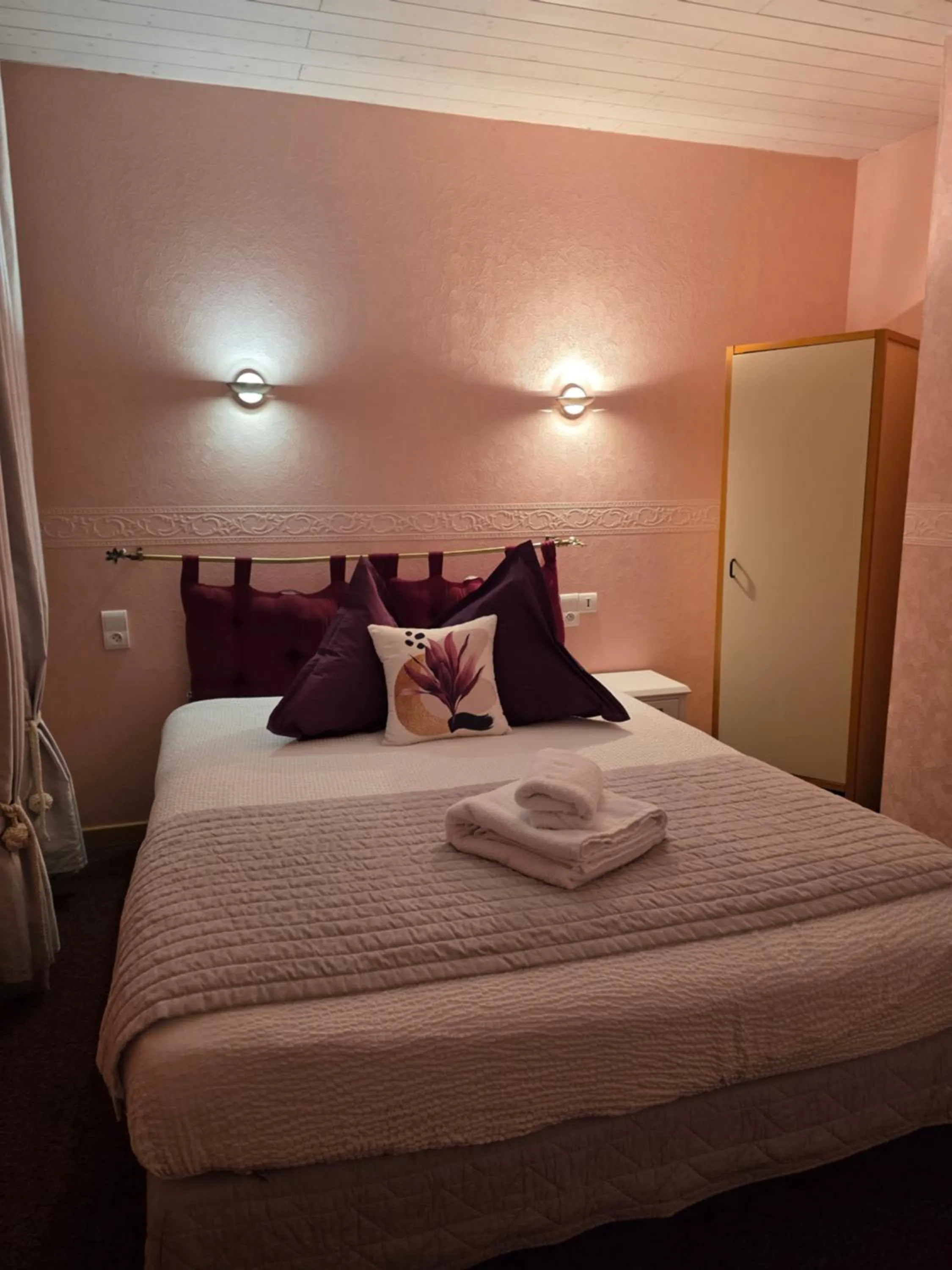 Bed in Relais Vosgien - Hôtel Restaurant "la Table de Sophia"