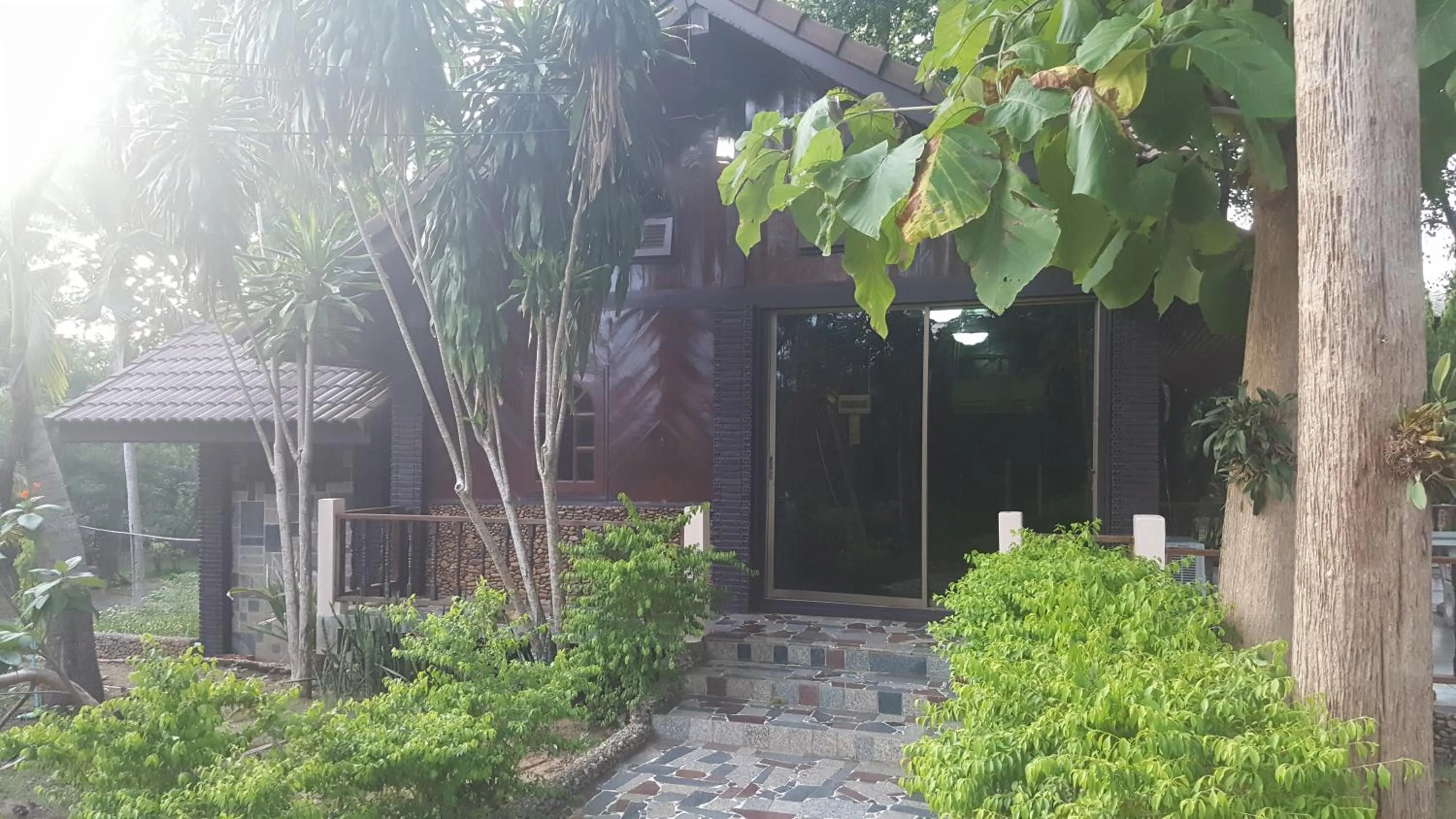 Facade/entrance in Ratmanee House