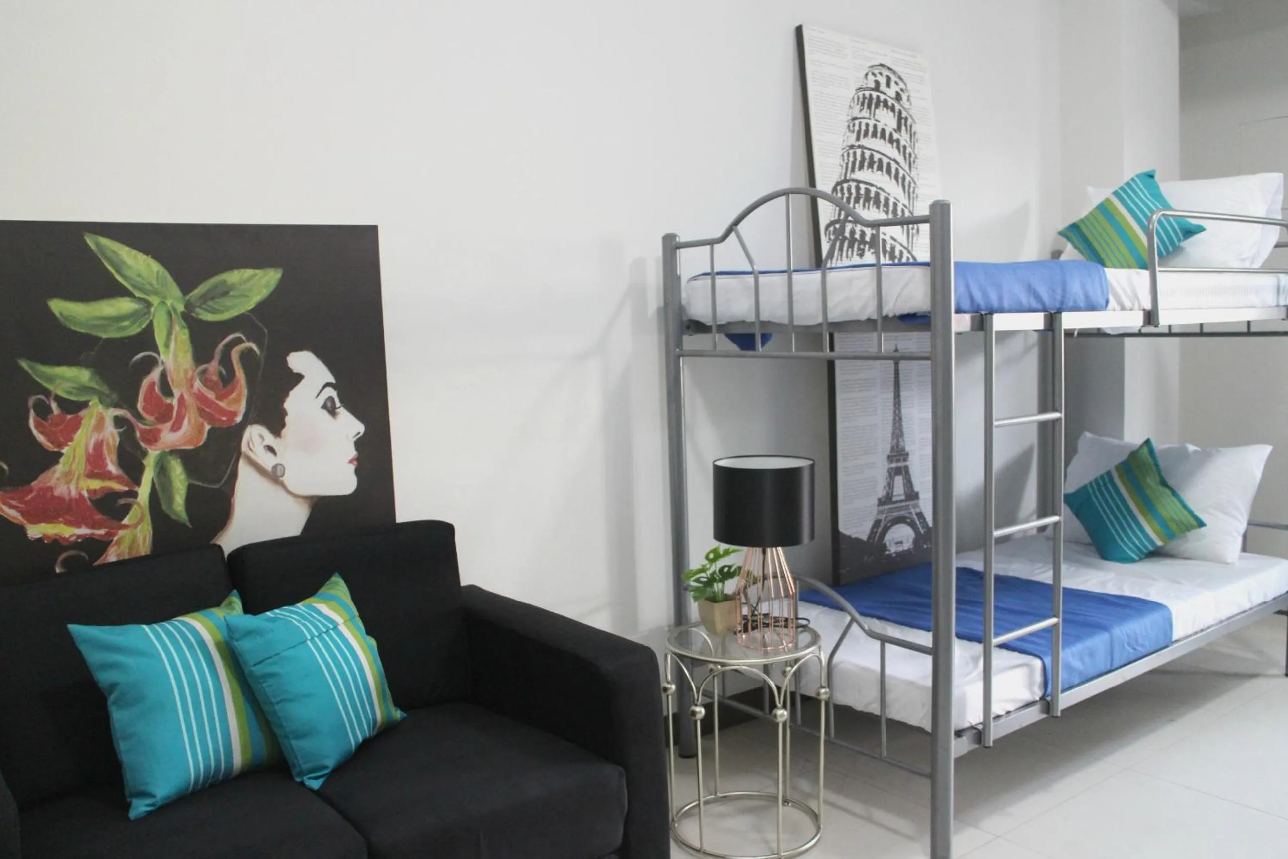 Shower, Bed in Food District Hostel - Ortigas Kapitolyo
