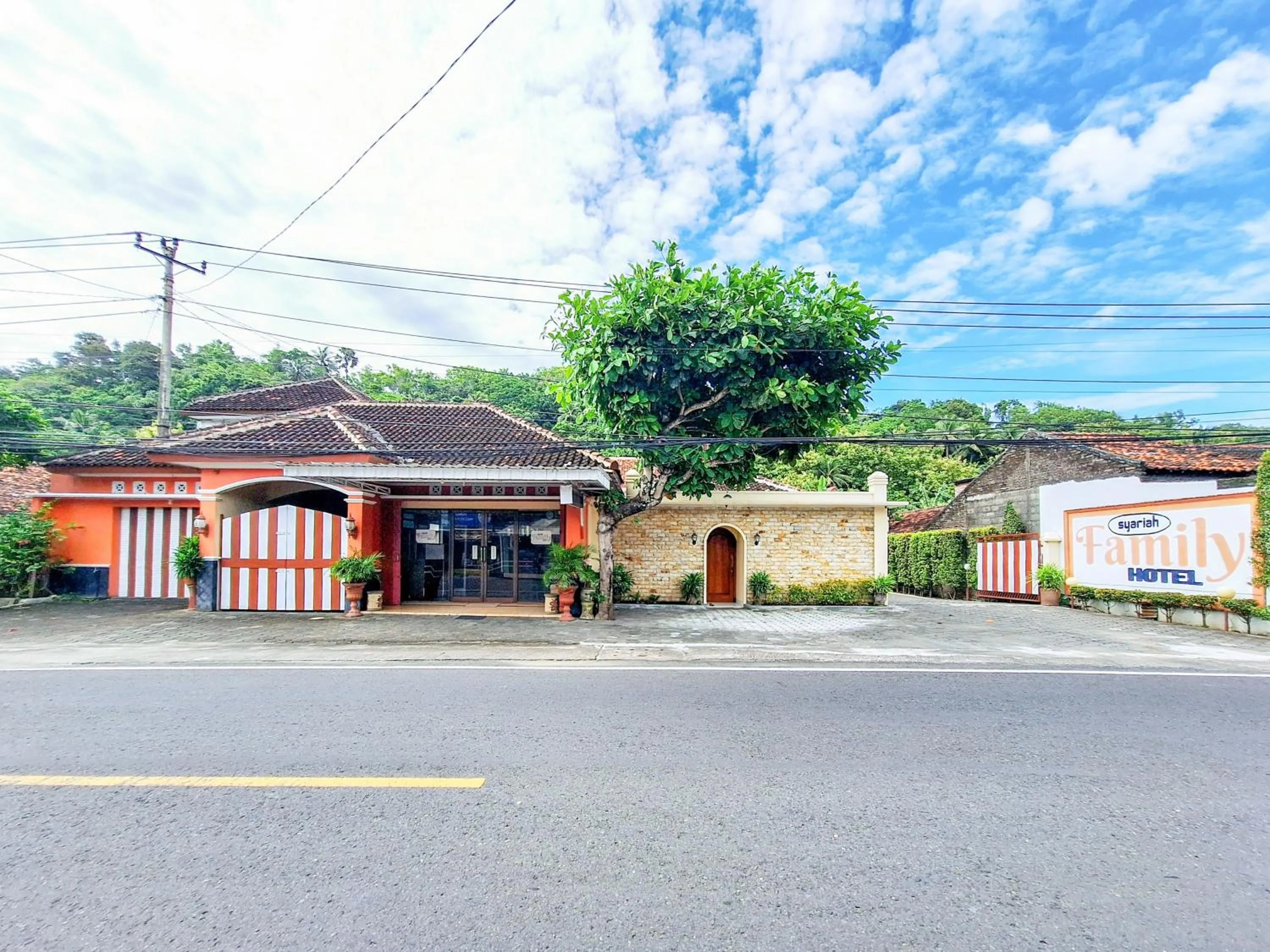 Facade/entrance in Hotel Family Syariah 1 Parangtritis RedPartner