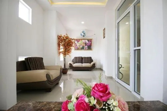 Seating area in RedDoorz Plus Syariah at Polamas Andalas