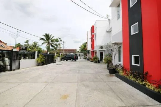 Parking in RedDoorz Plus Syariah at Polamas Andalas