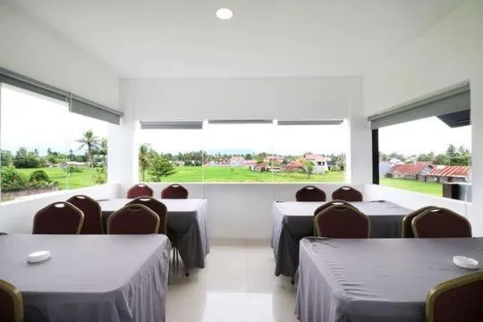 Seating area in RedDoorz Plus Syariah at Polamas Andalas