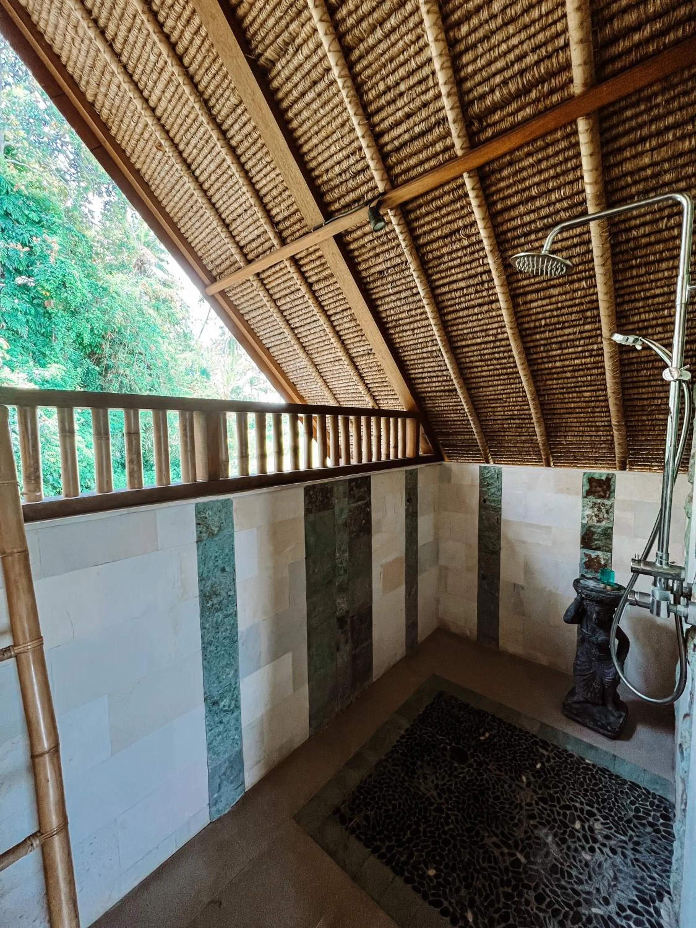 Bathroom in Two Smiling Buddhas