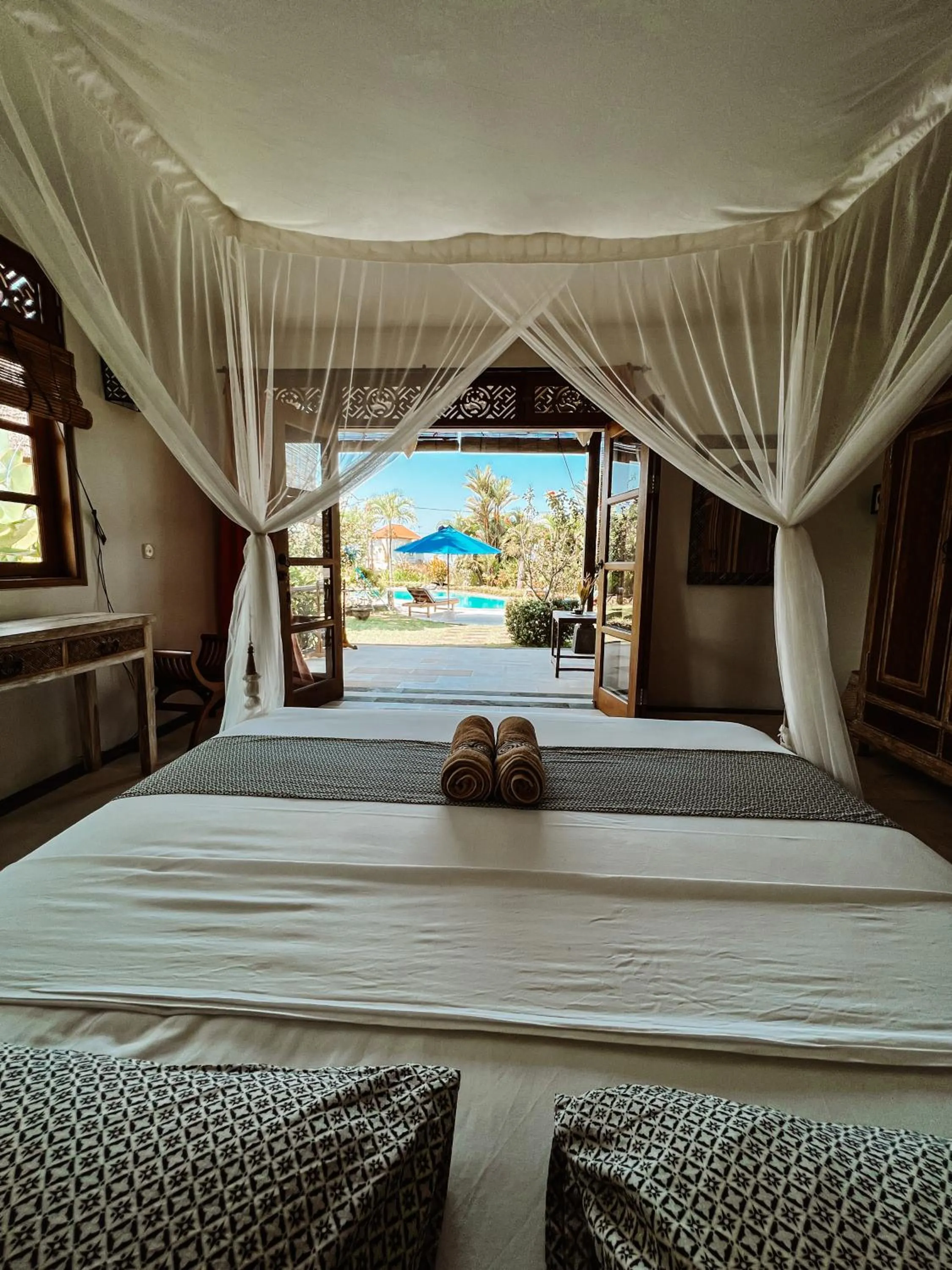 Bed in Two Smiling Buddhas