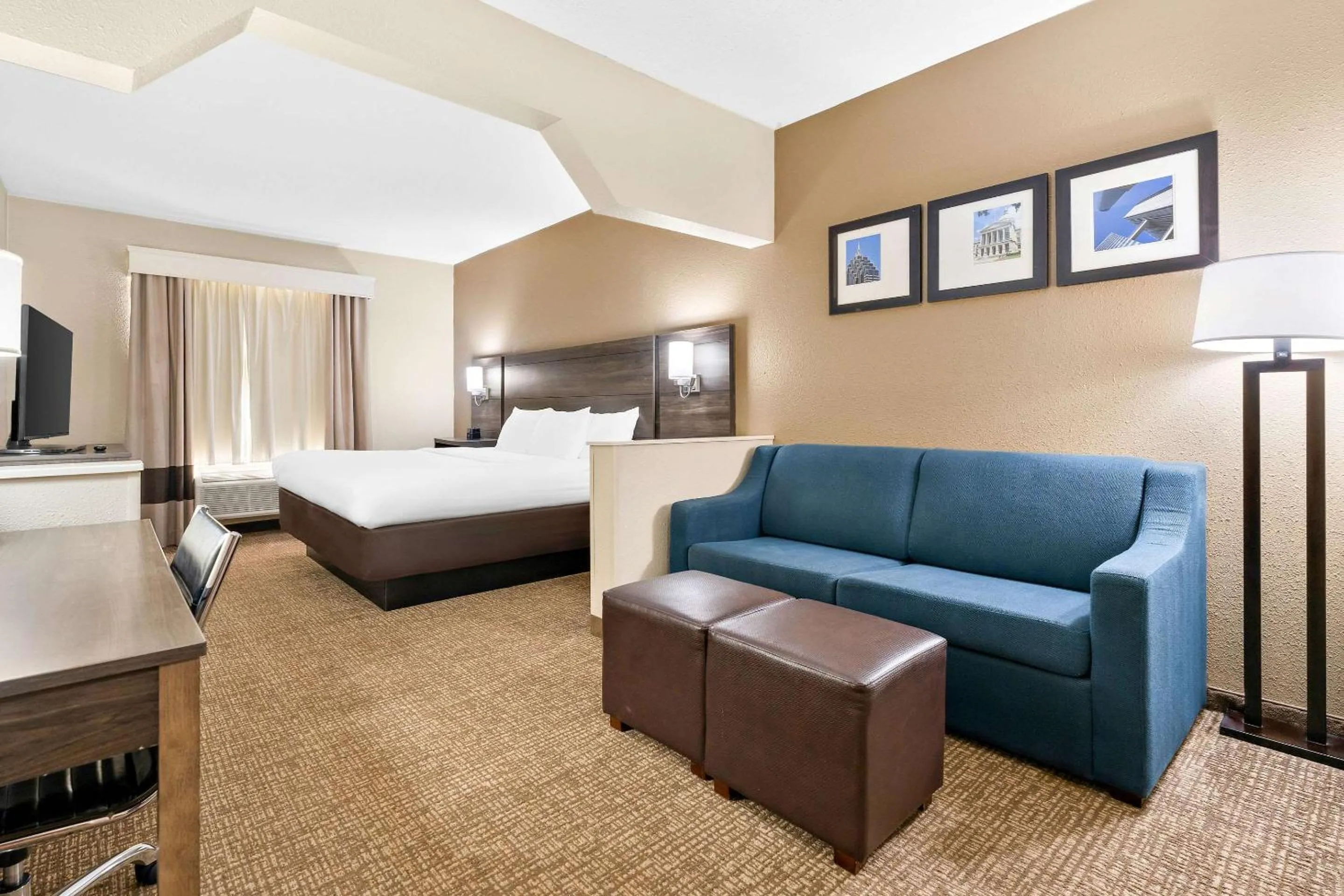 Bedroom, Bed in Comfort Suites near Robins Air Force Base