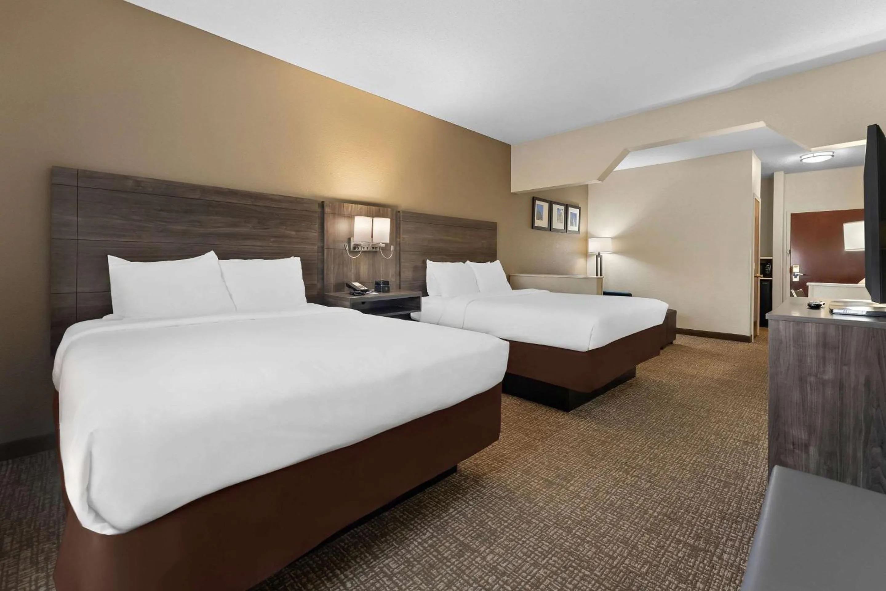 Bedroom, Bed in Comfort Suites near Robins Air Force Base