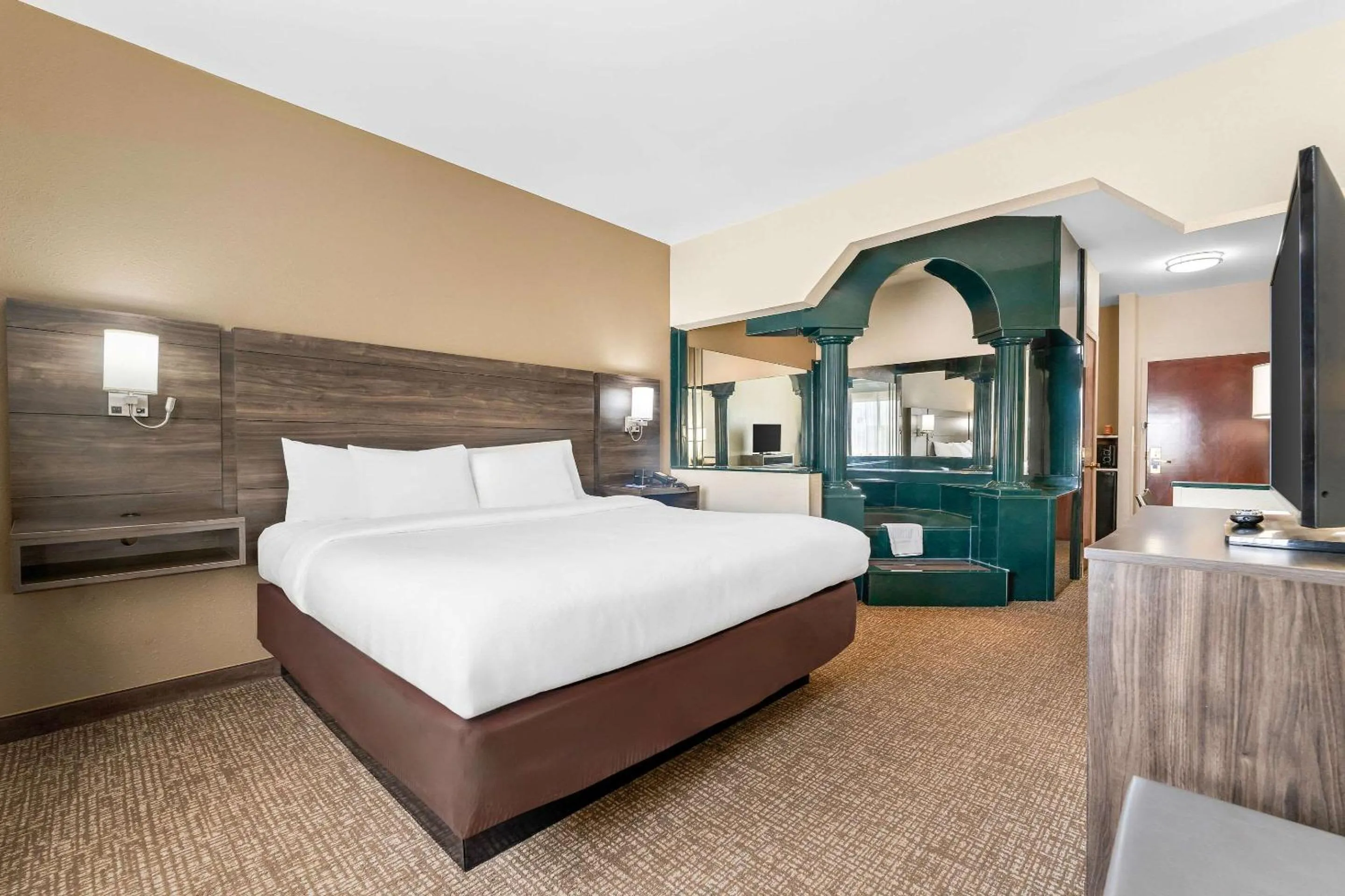 Bedroom, Bed in Comfort Suites near Robins Air Force Base