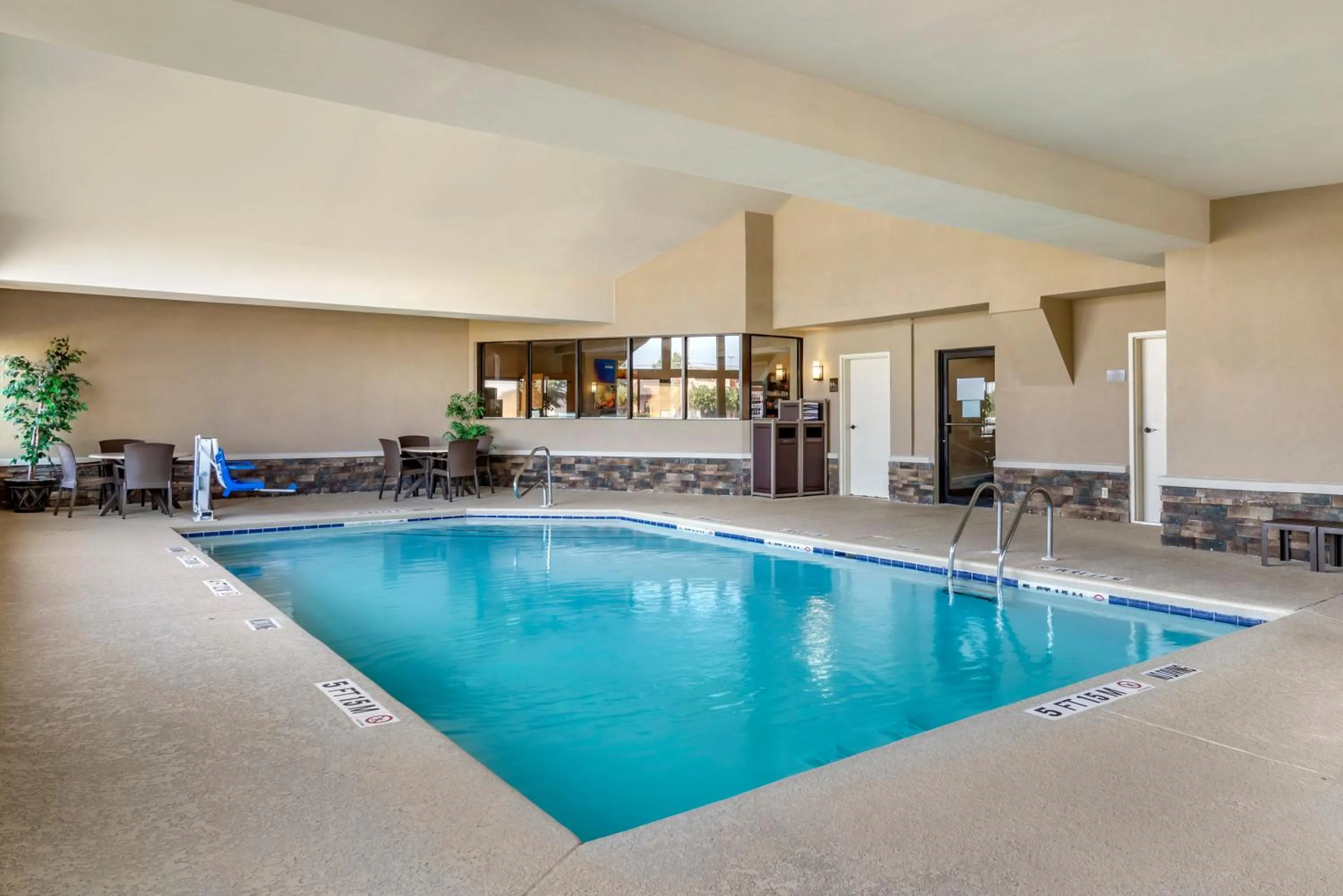 Swimming pool in Comfort Suites near Robins Air Force Base