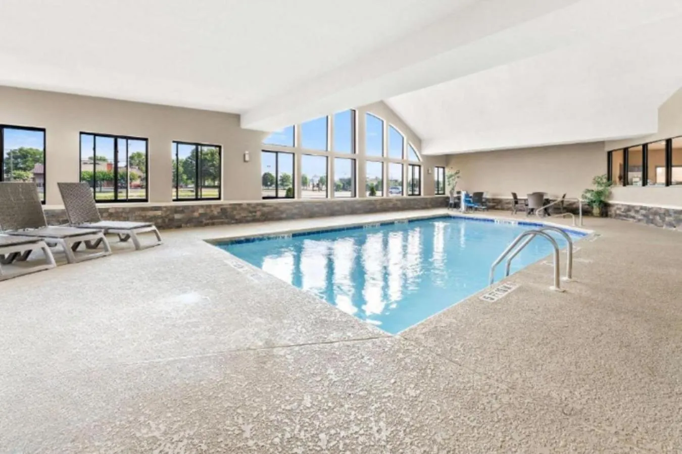 Swimming pool in Comfort Suites near Robins Air Force Base