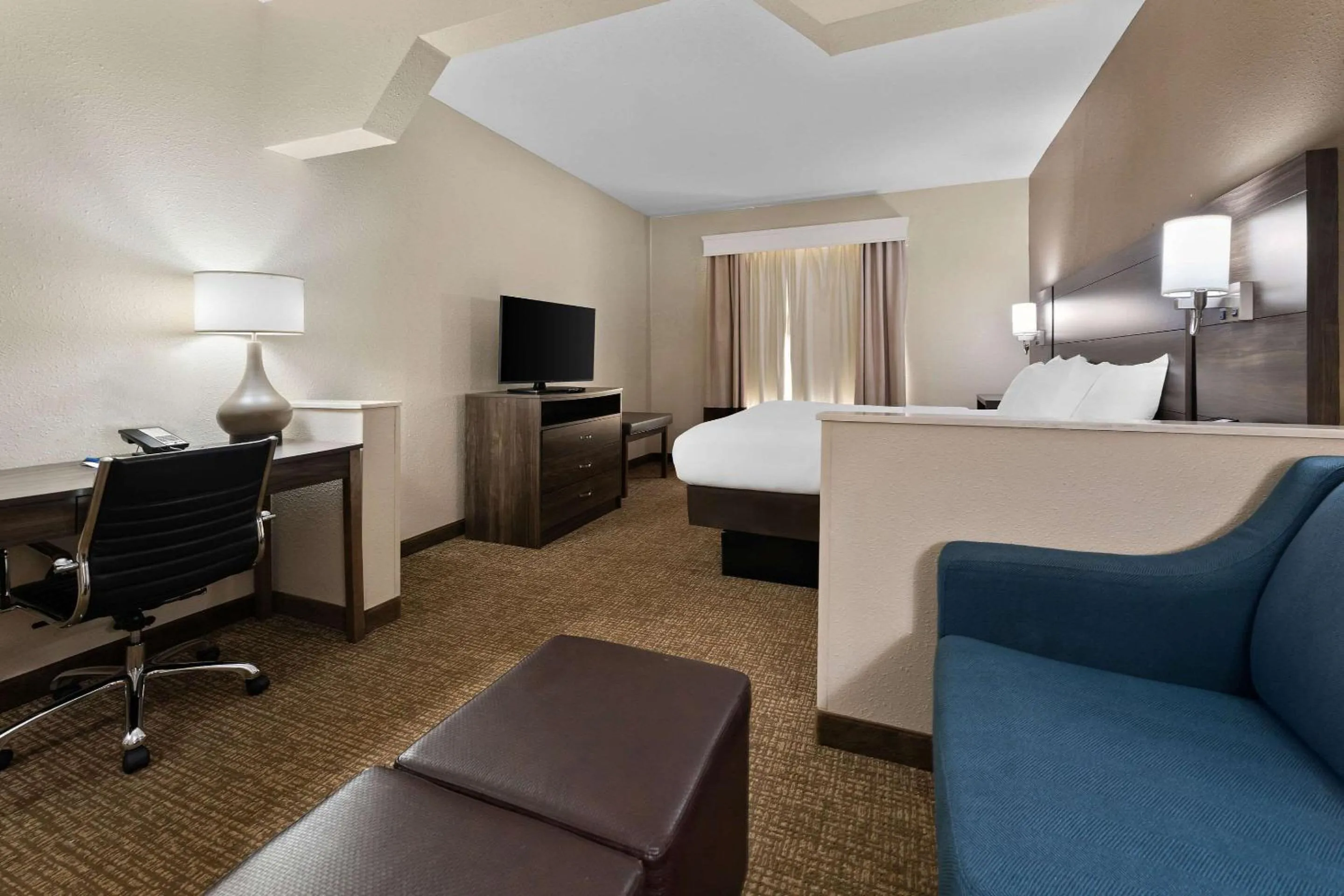 Bedroom, Bed in Comfort Suites near Robins Air Force Base