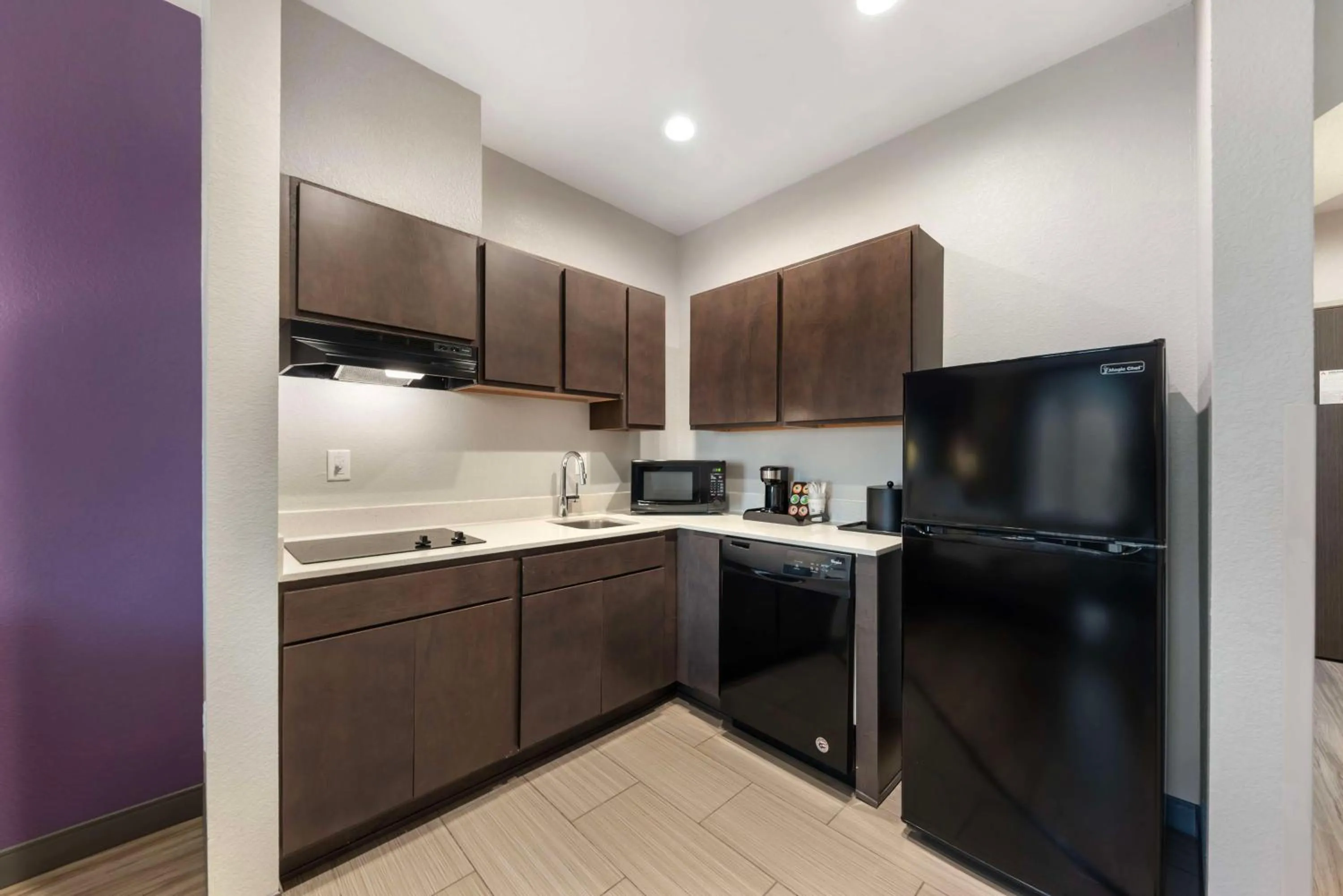Kitchen or kitchenette in Best Western Plus Buda Austin Inn & Suites