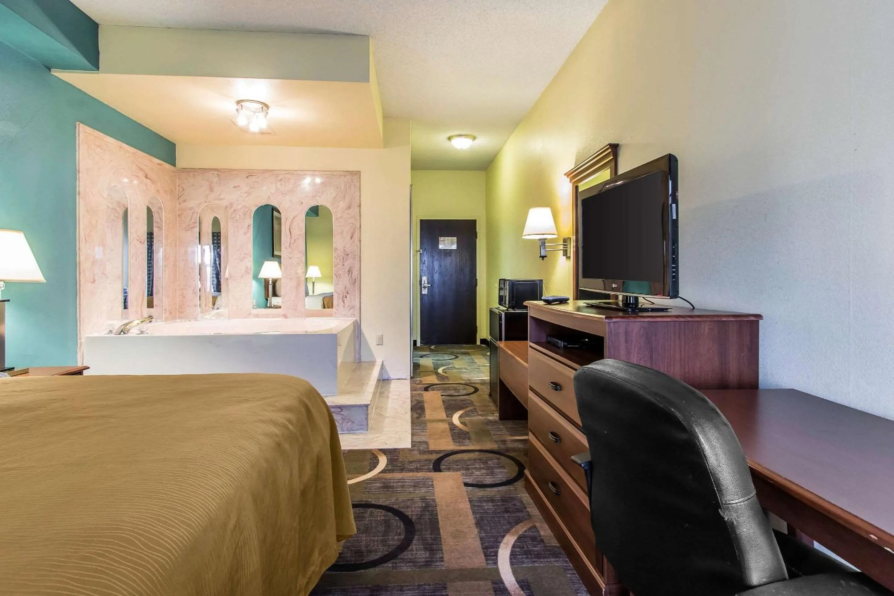 Photo of the whole room, Bed in Quality Inn & Suites Memphis East