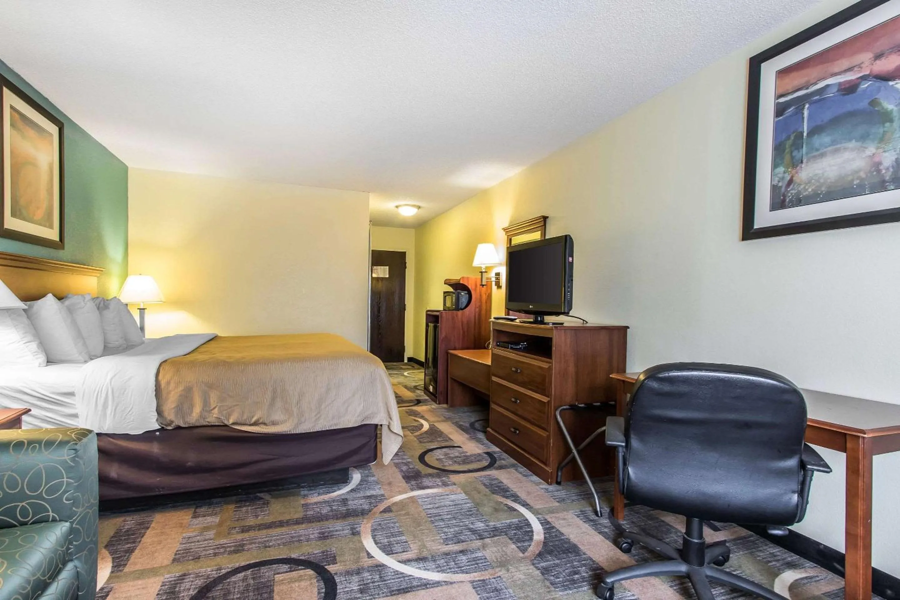 Photo of the whole room, Bed in Quality Inn & Suites Memphis East