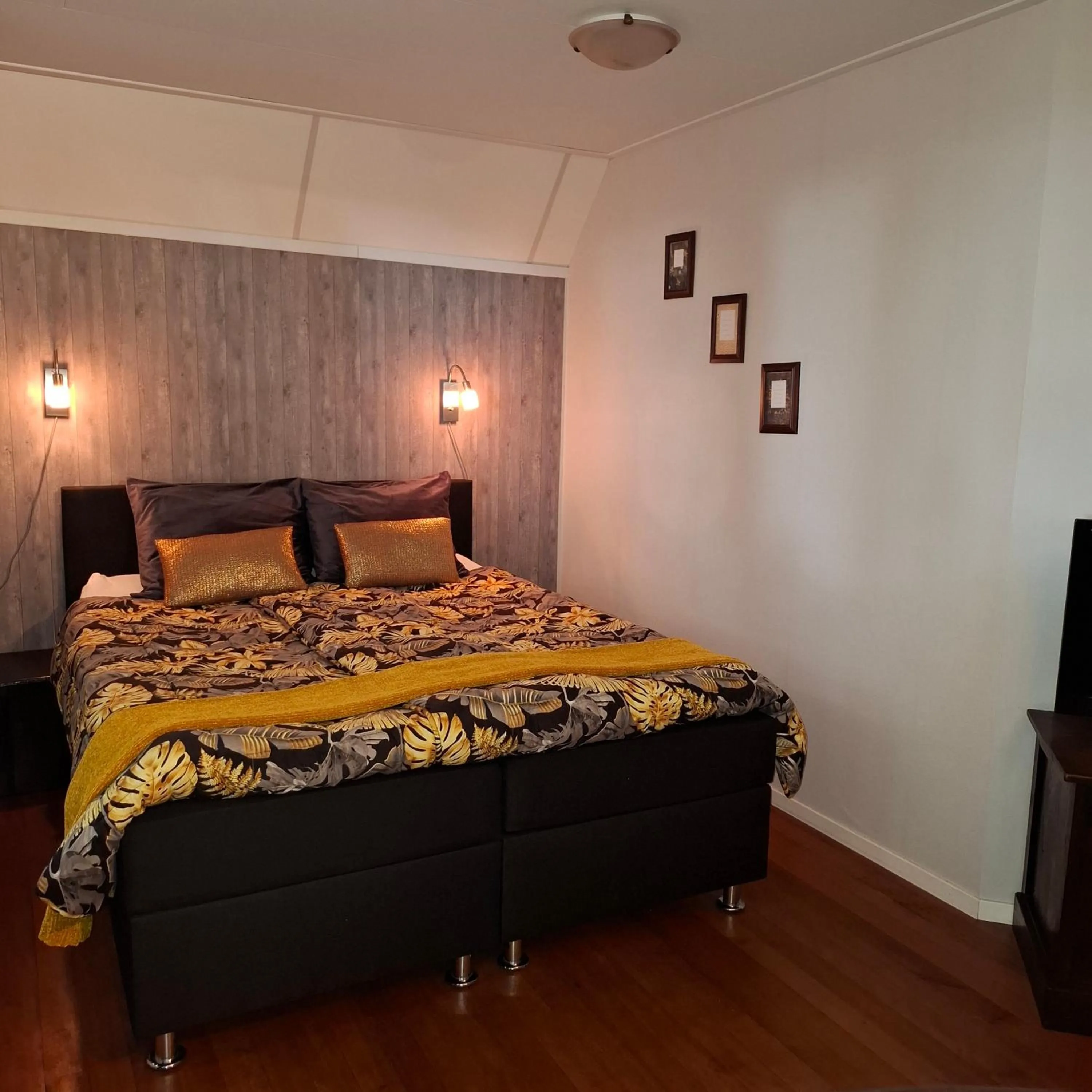 Bed in Bed & Breakfast "Bij de Trekgaten", breakfast optioneel