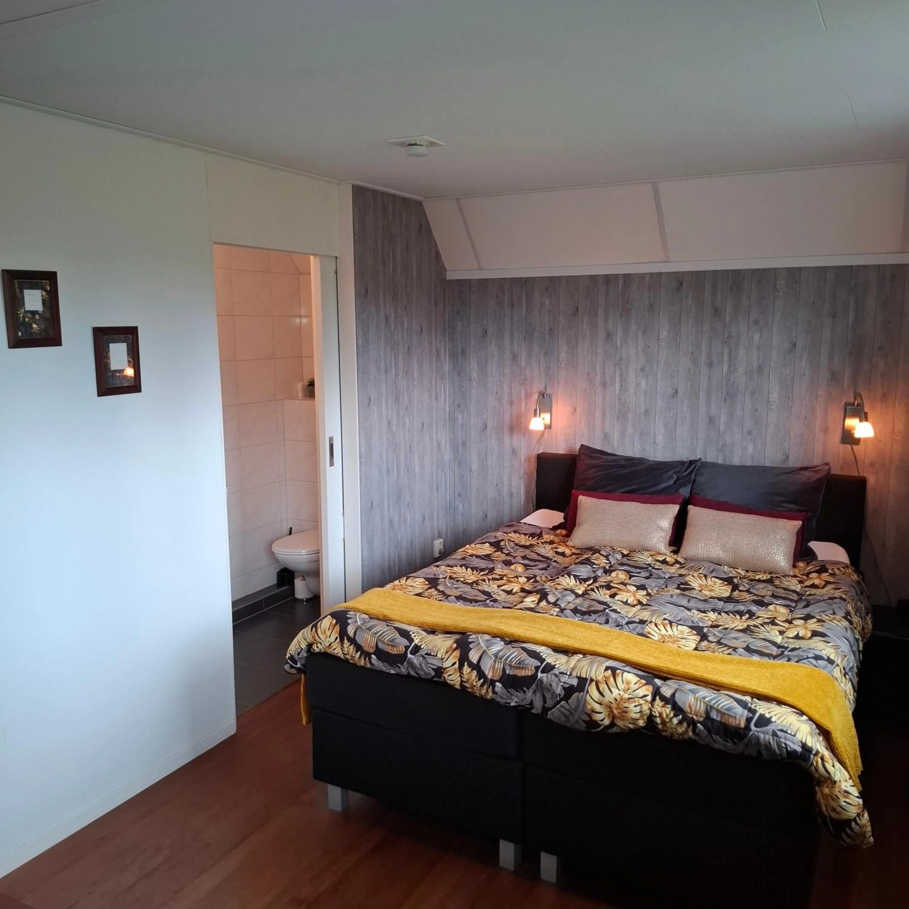 Bed in Bed & Breakfast "Bij de Trekgaten", breakfast optioneel