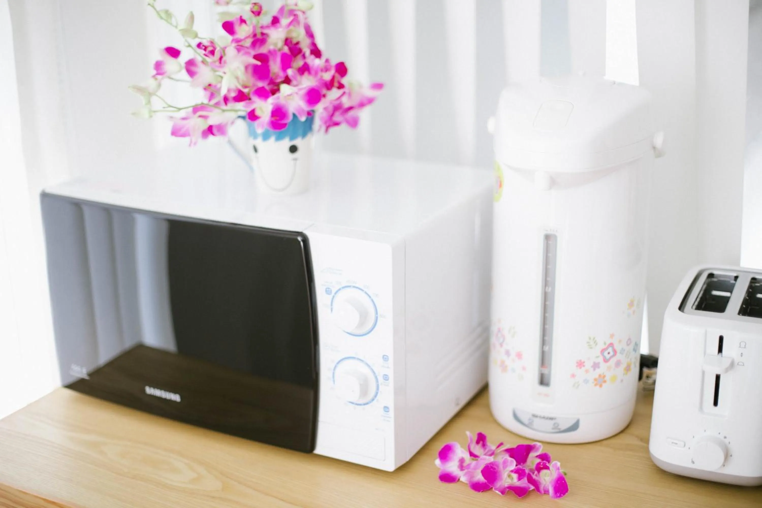 Communal kitchen in Full stop. Hostel Chiang Mai