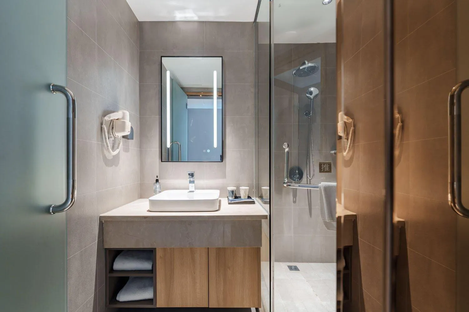 Shower in Home Inn Zhangjiajie Tianmen Mountain Branch