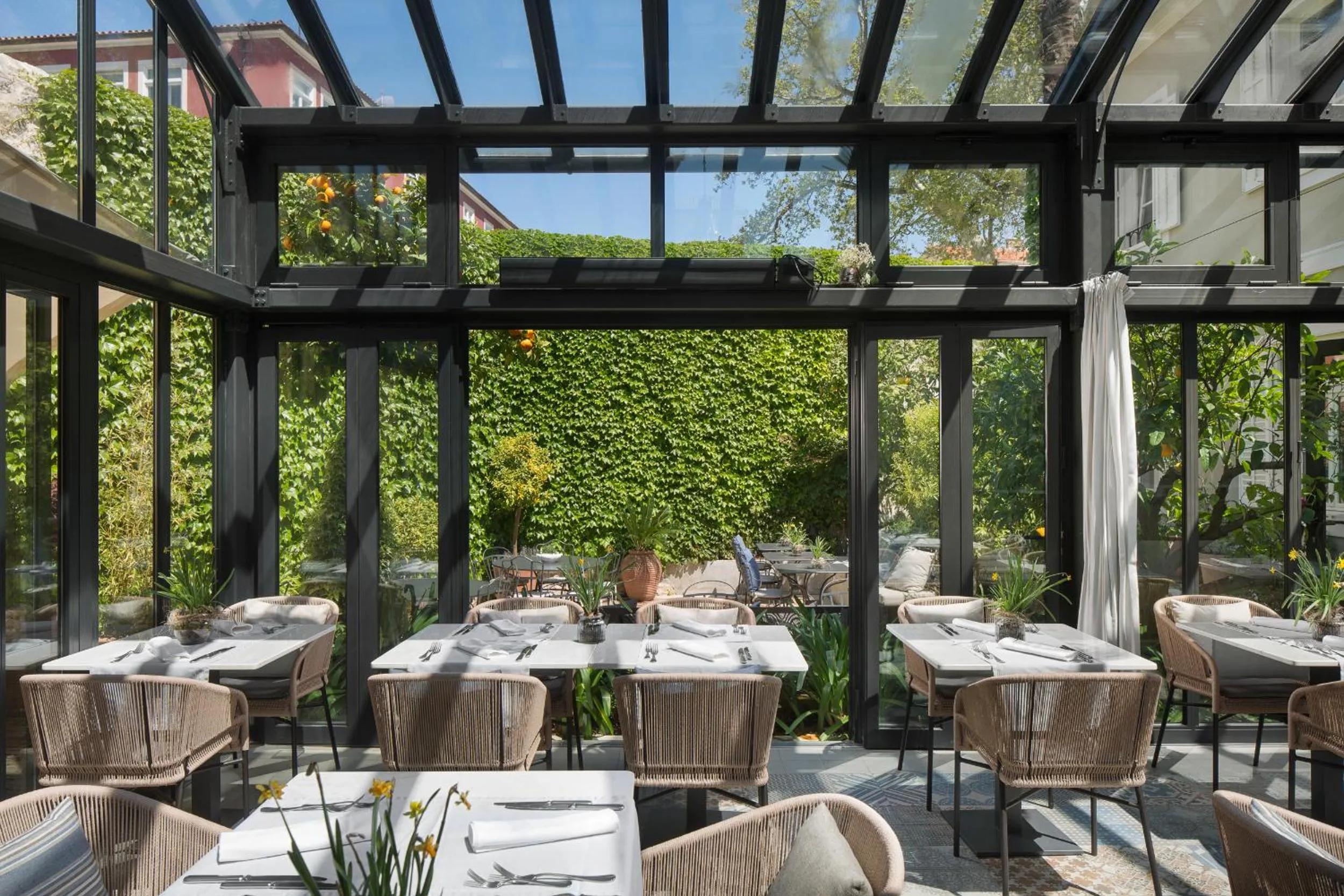 Restaurant/places to eat in Almayer Art & Heritage Adults Only Hotel and Dépendance rooms