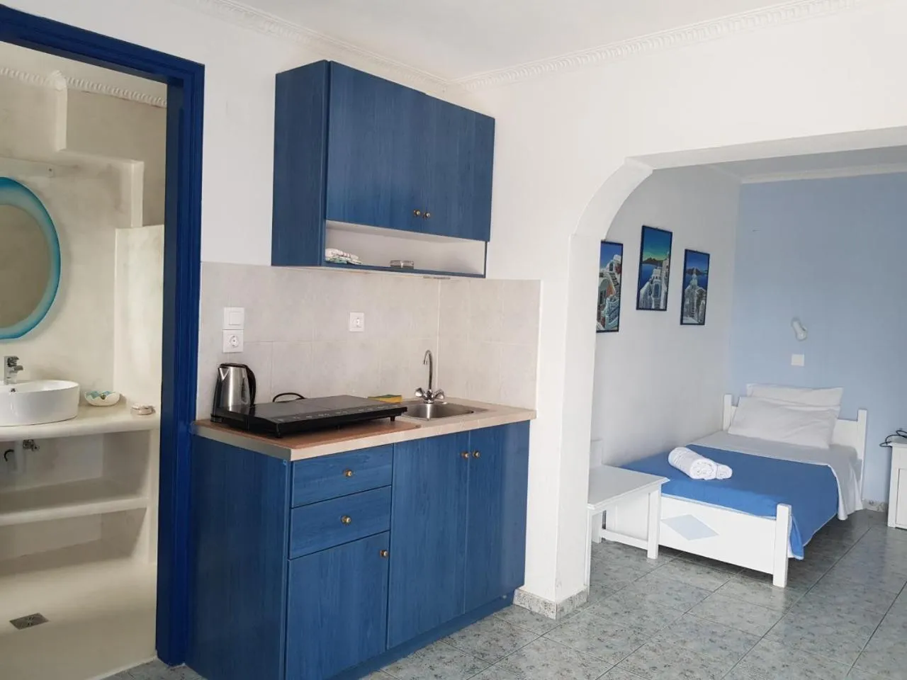 Kitchen or kitchenette, Bed in Roula Villa Studios & Apartments
