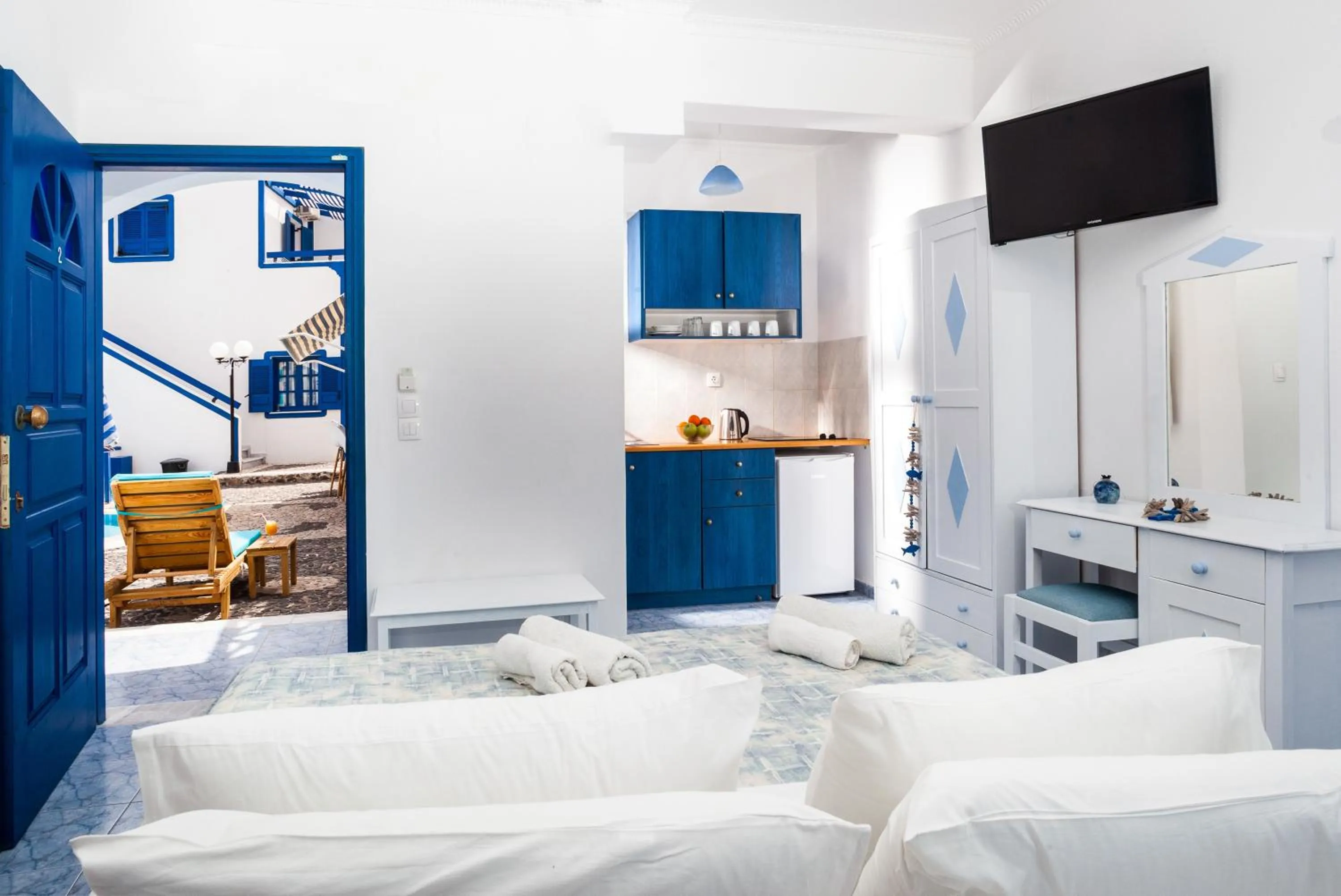 TV and multimedia, Bed in Roula Villa Studios & Apartments