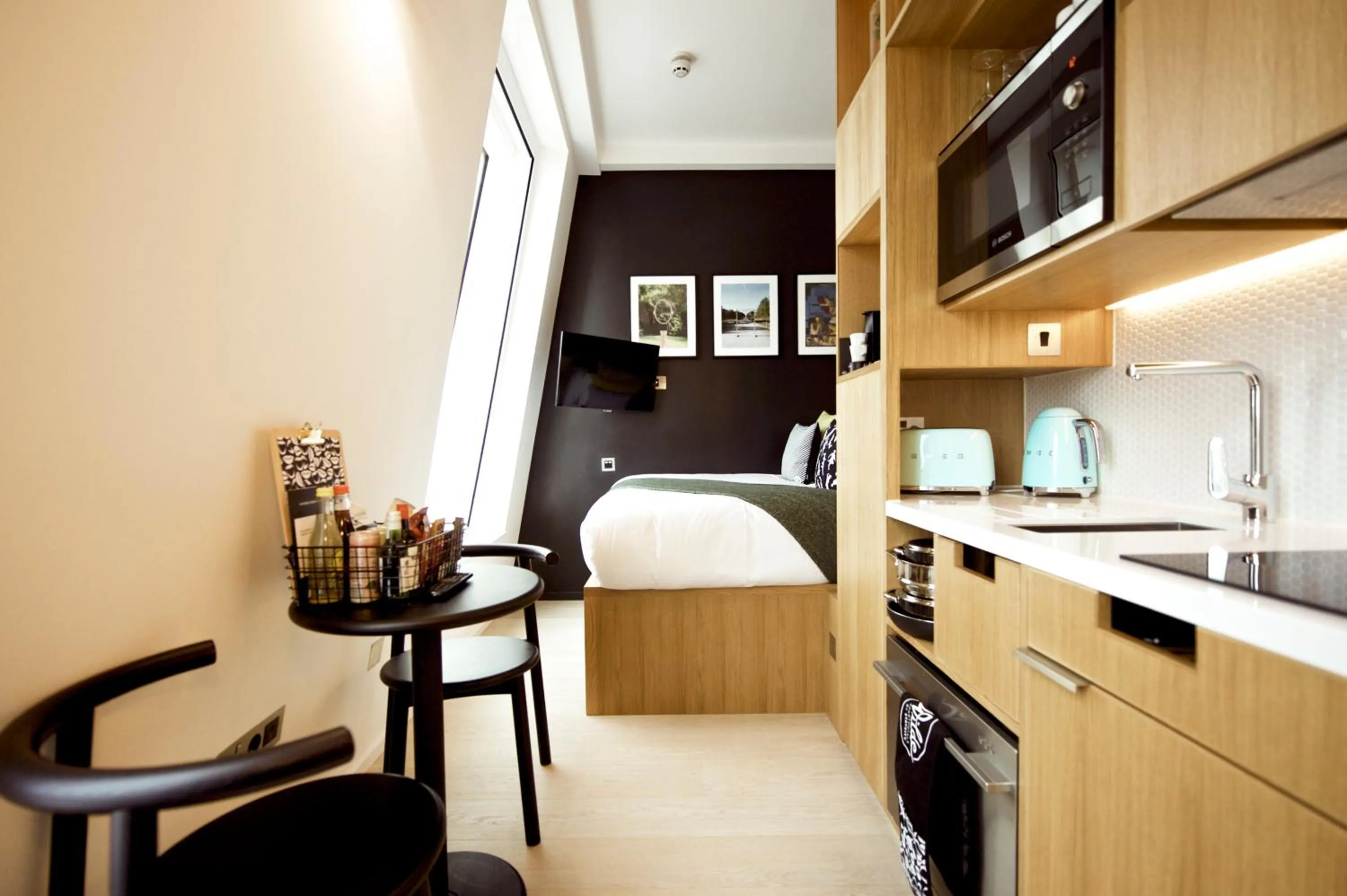 Kitchen or kitchenette, Bed in Wilde Aparthotels London Covent Garden