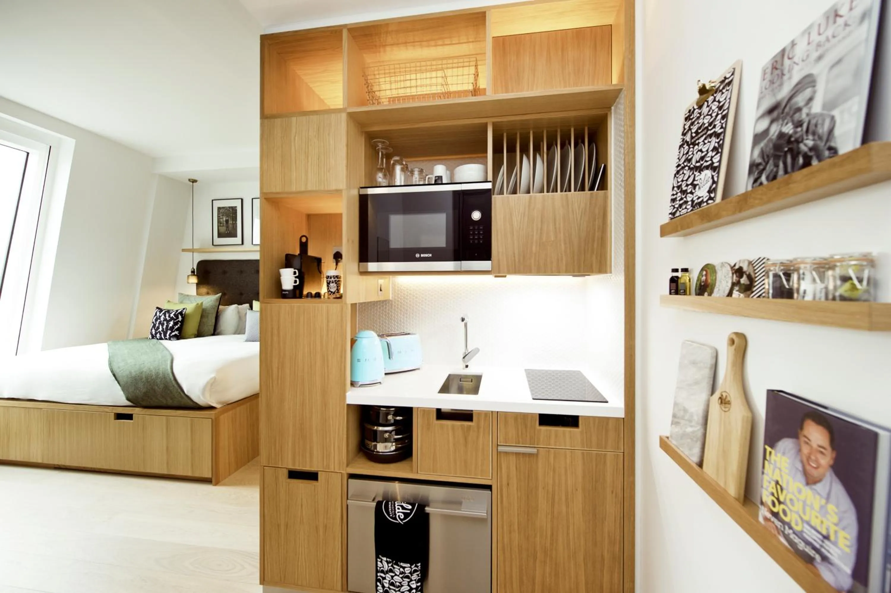 Kitchen or kitchenette, Bed in Wilde Aparthotels London Covent Garden