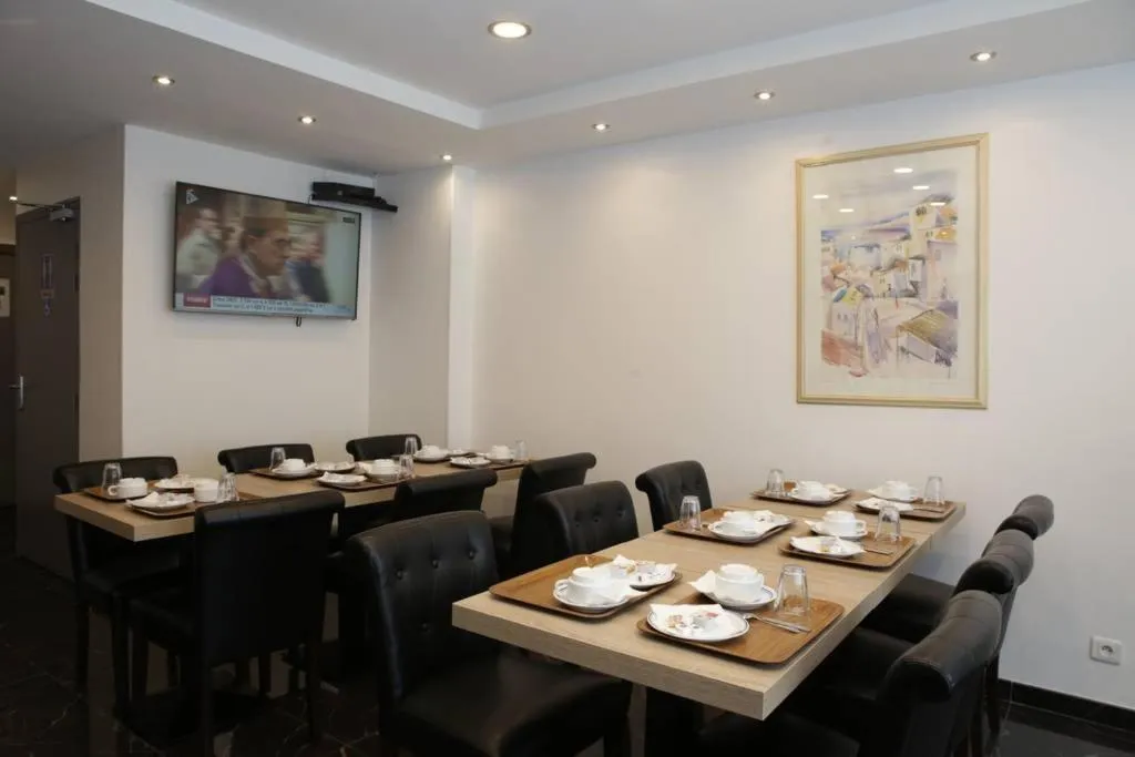 Restaurant/places to eat in Luxor Bastille Hotel