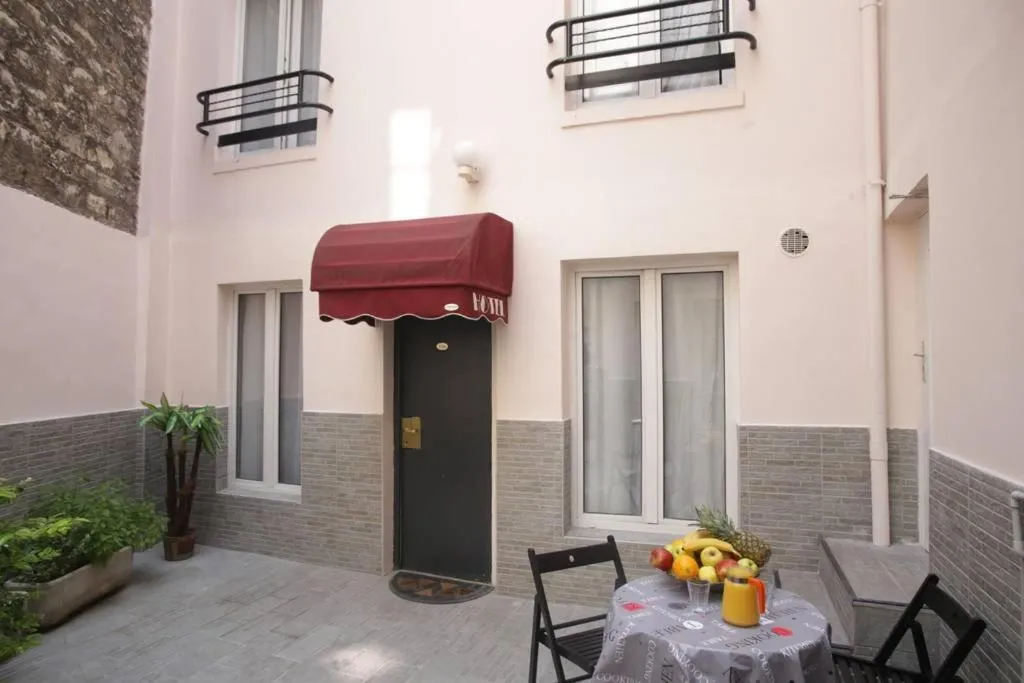 Patio in Luxor Bastille Hotel