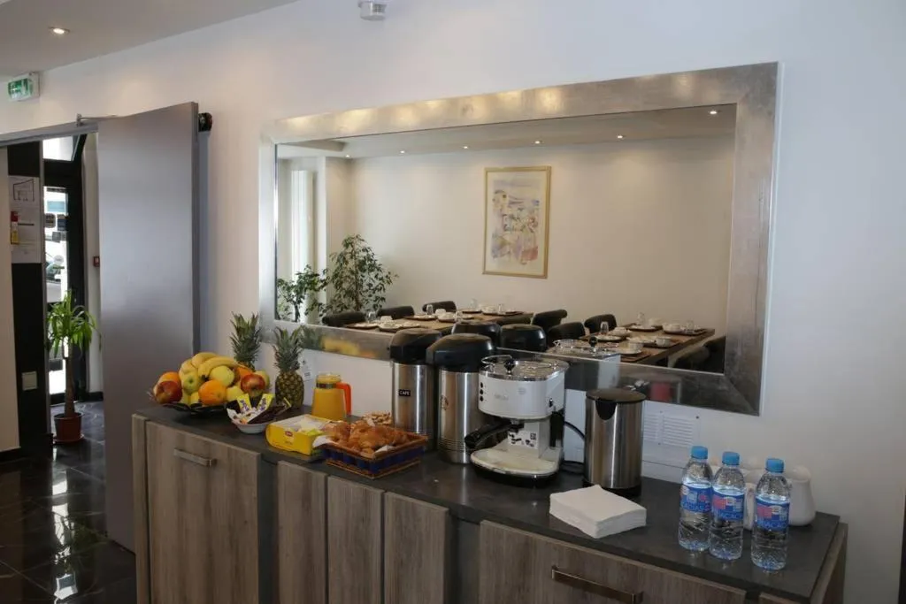 Restaurant/places to eat in Luxor Bastille Hotel