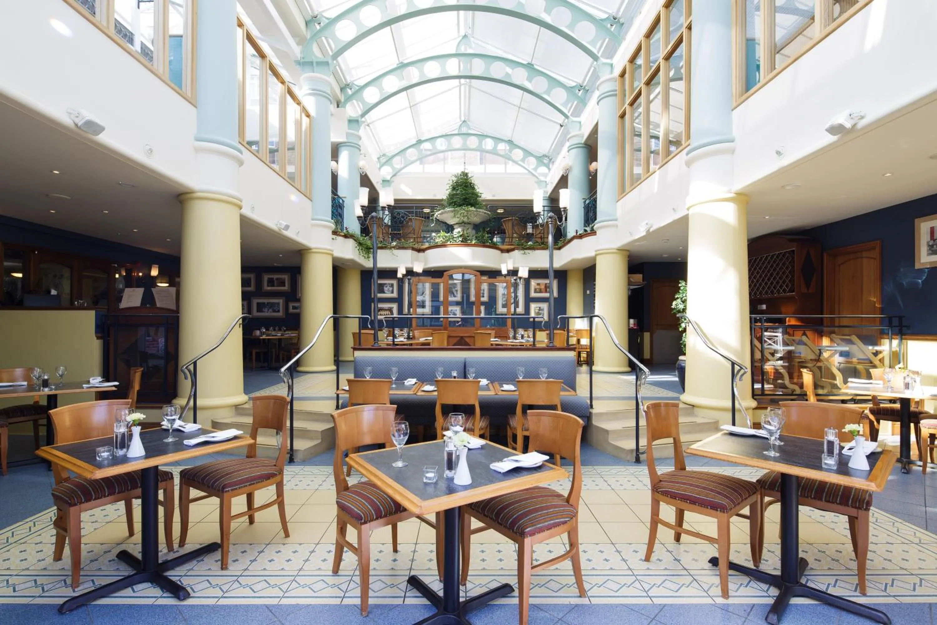 Restaurant/places to eat in Merton Hotel