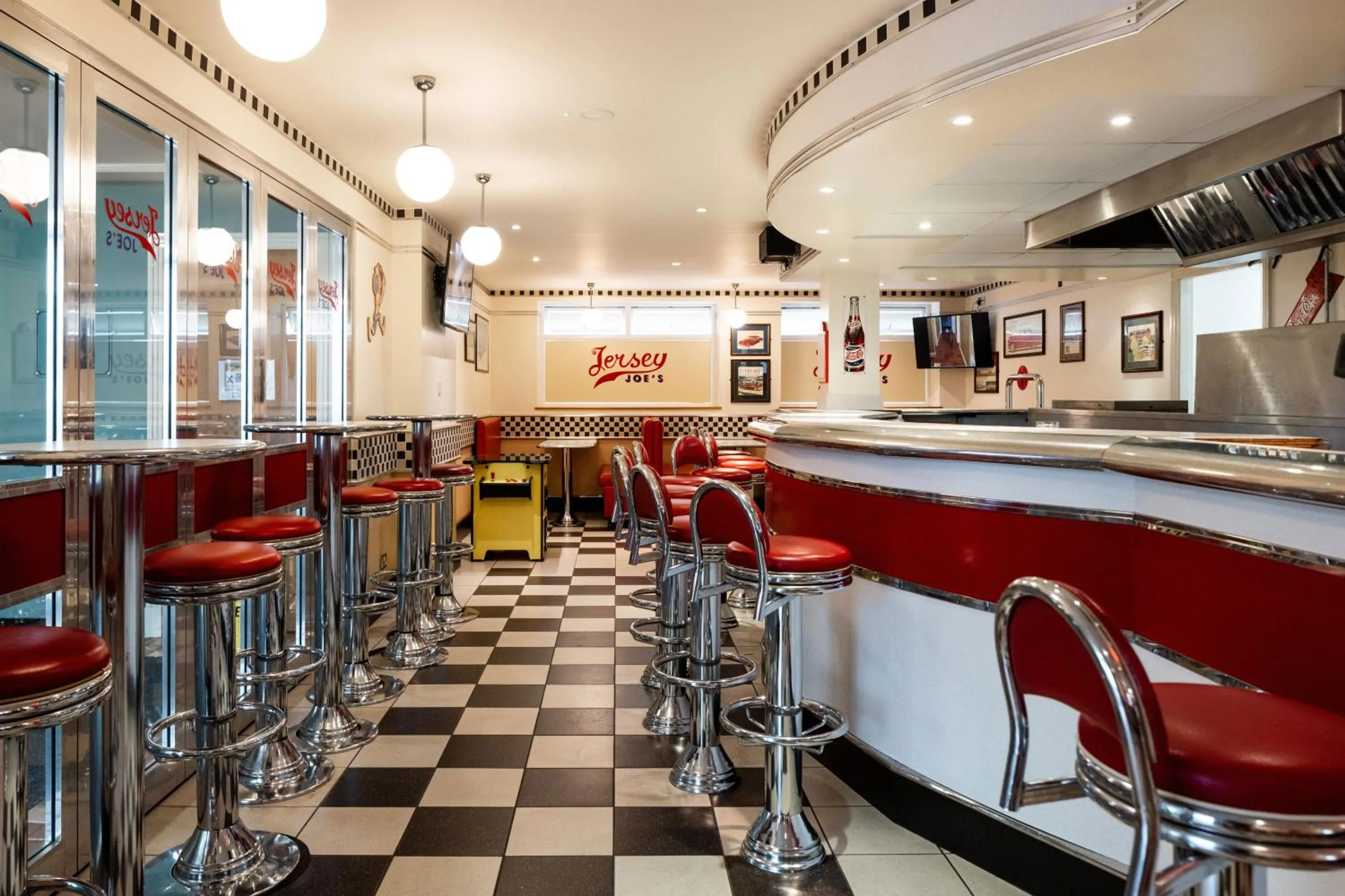 Restaurant/places to eat in Merton Hotel