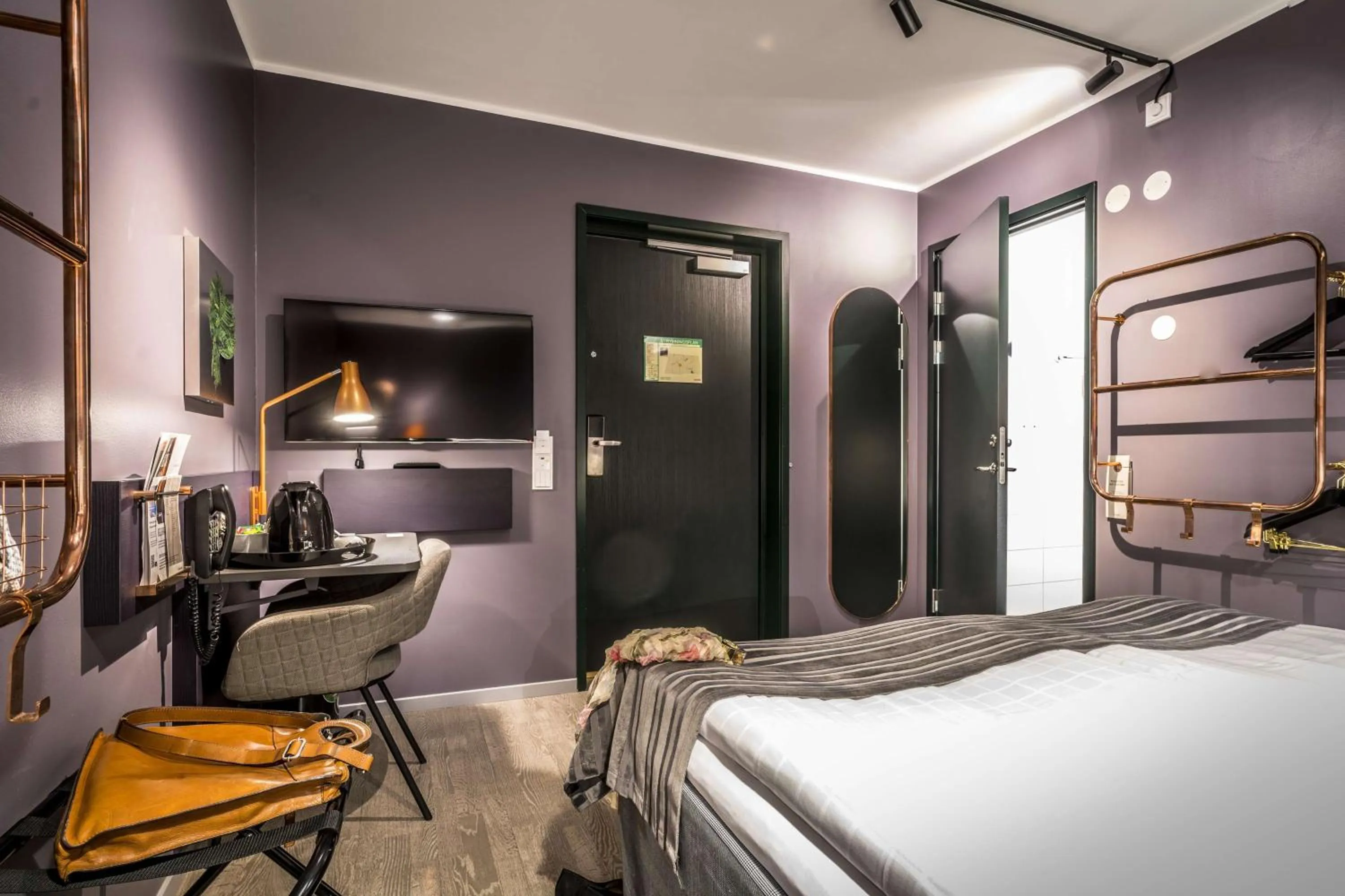 Bedroom, Bed in Scandic Continental