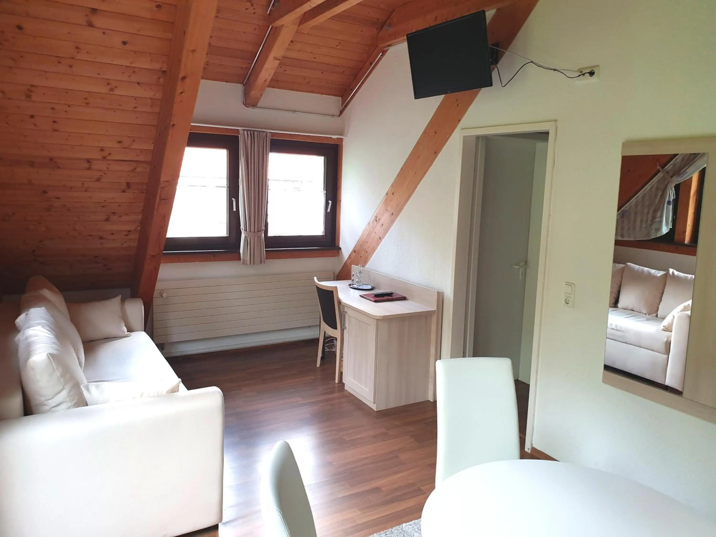 Photo of the whole room in Neue Mühle Kleines Landhotel