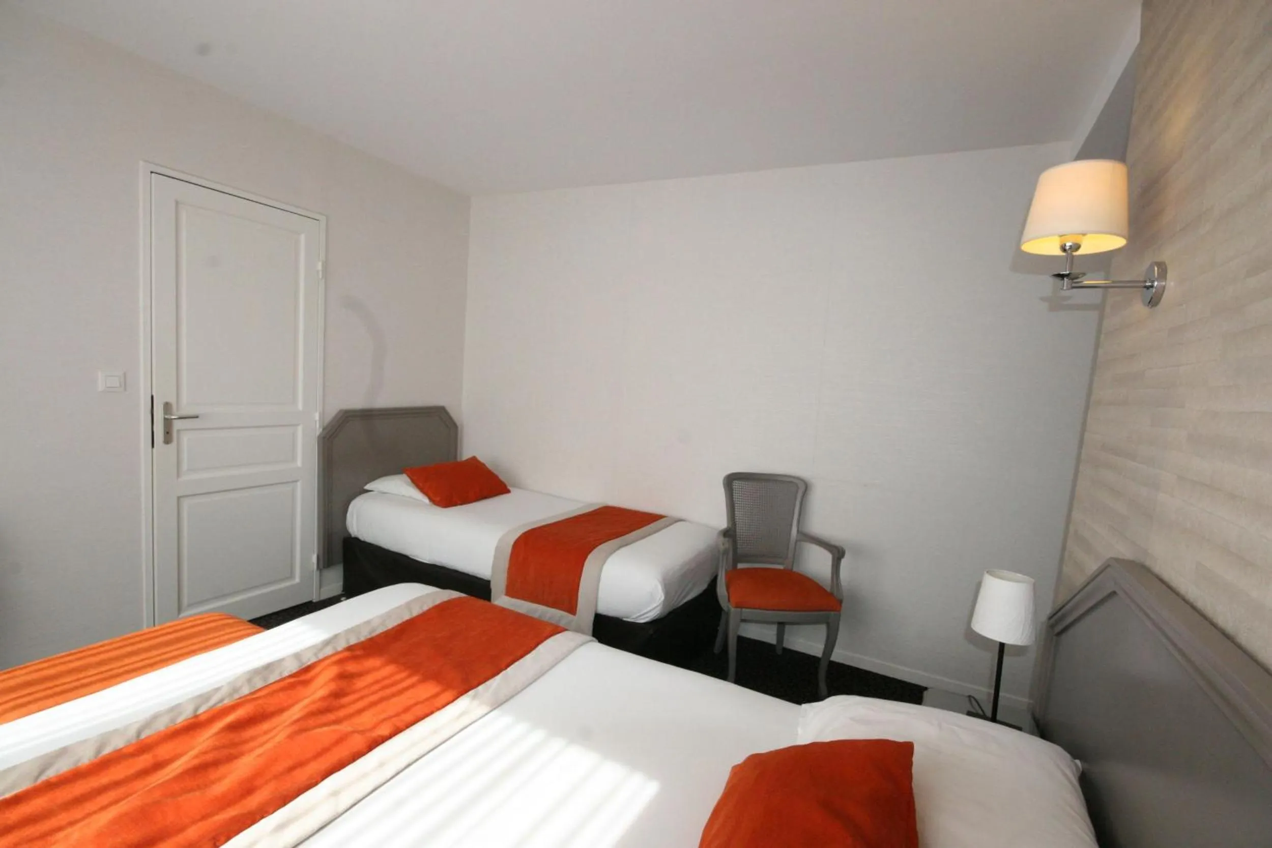 Bed in Hotel de la Gare Troyes Centre