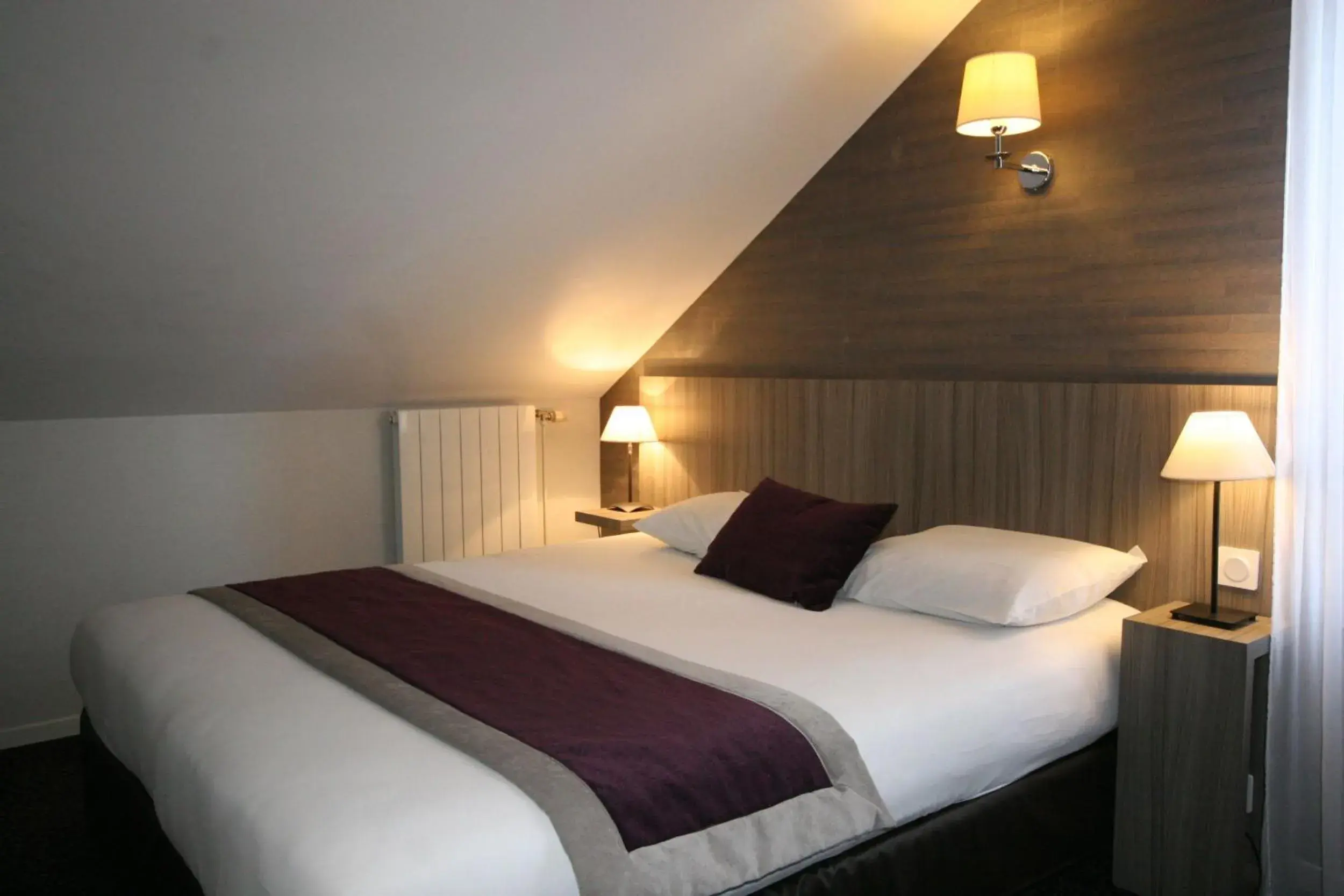 Comfort Triple Room in Hotel de la Gare Troyes Centre Comfort Triple Room in Hotel de la Gare Troyes Centre